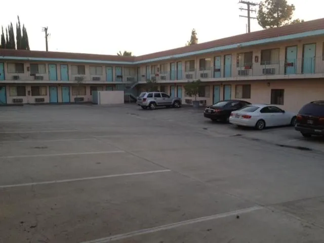 Day in All 8 Motel