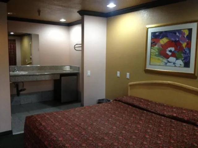 Photo of the whole room, Bed in All 8 Motel