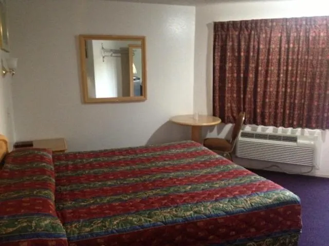 Photo of the whole room, Bed in All 8 Motel