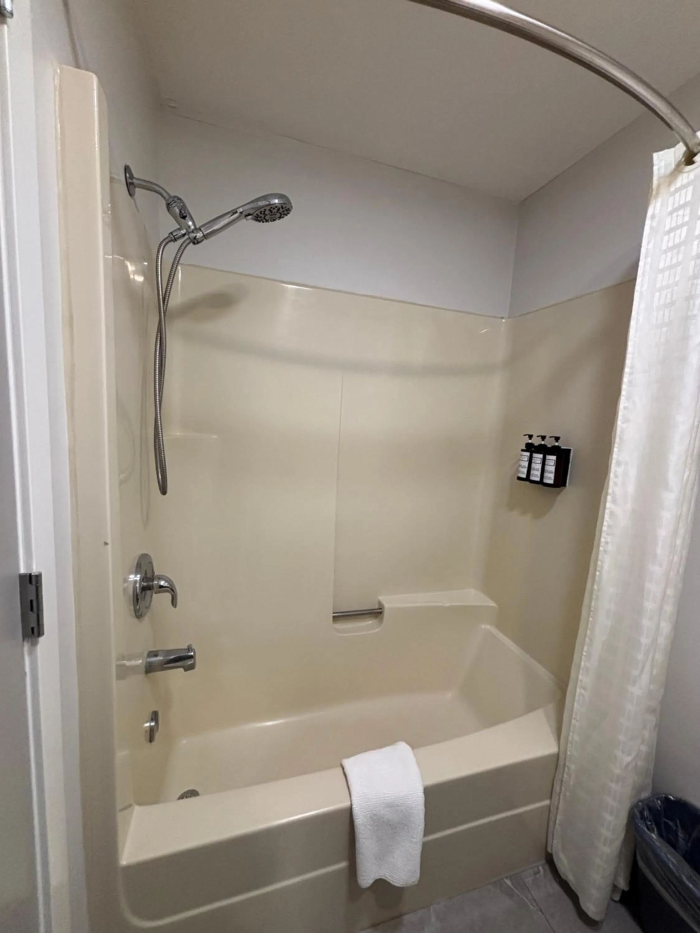 Bathroom in Western Traveller Motel