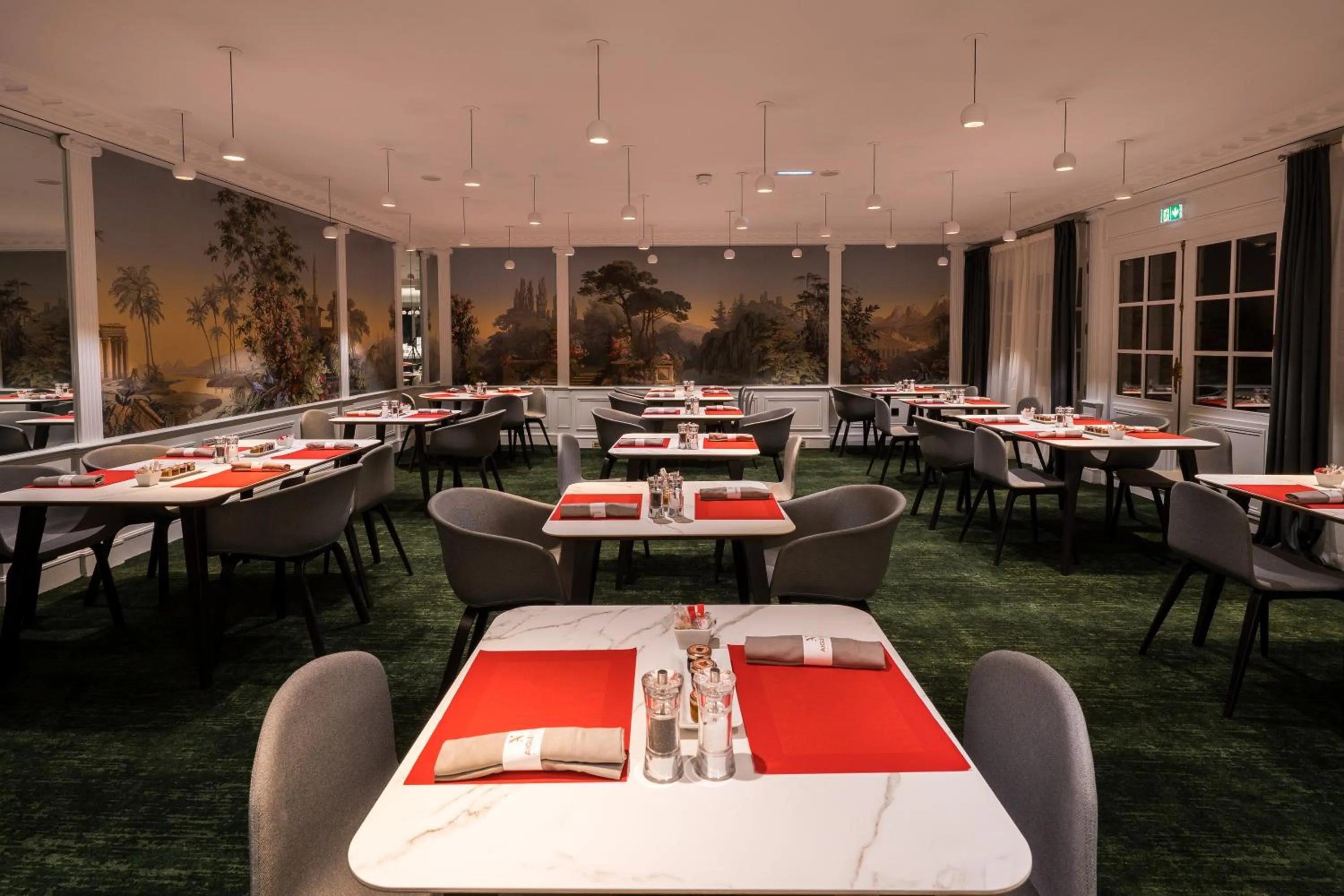 Food and drinks in Aigle Noir Hotel Fontainebleau - MGallery Collection