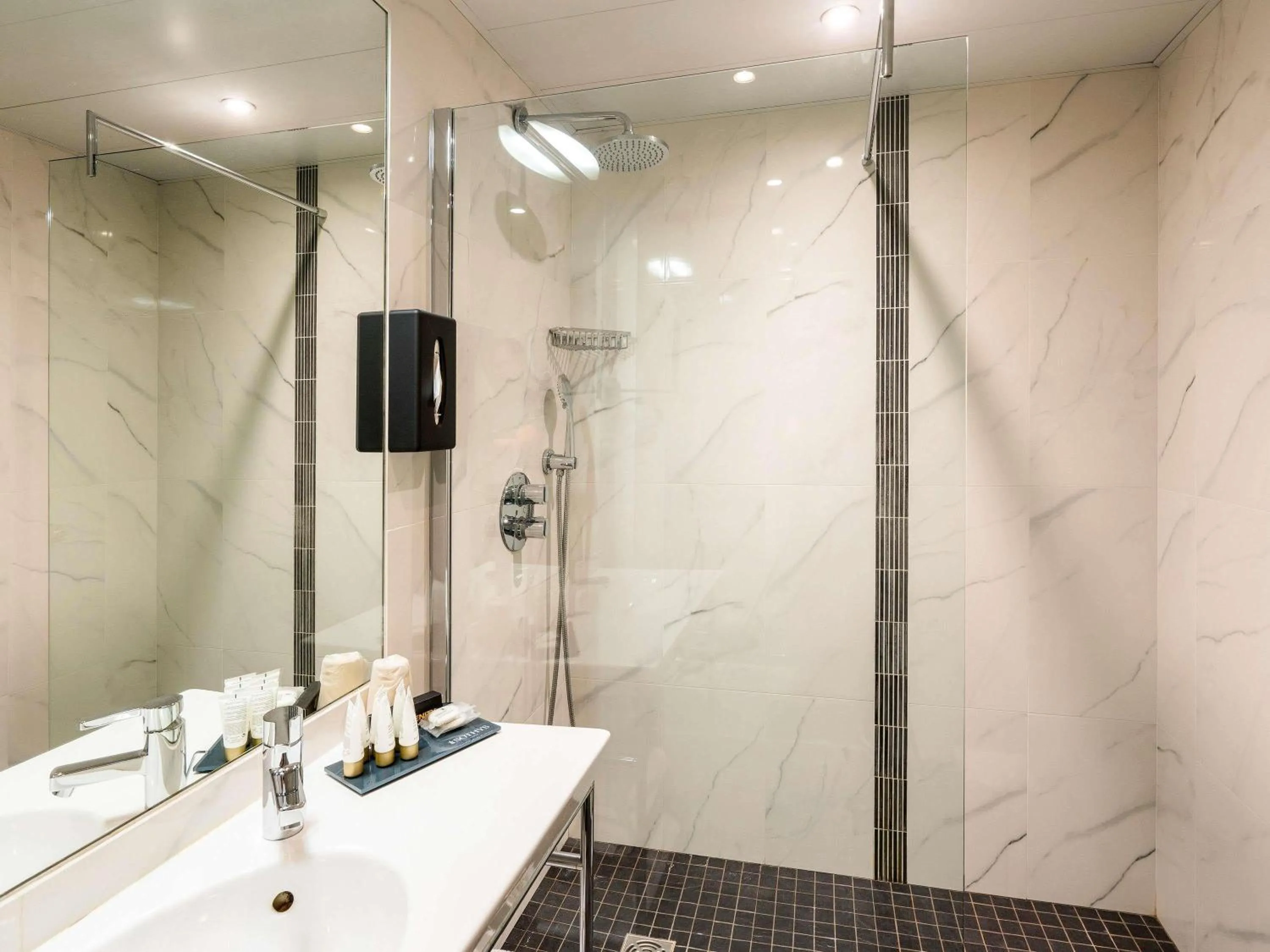 Bedroom in Aigle Noir Hotel Fontainebleau - MGallery Collection