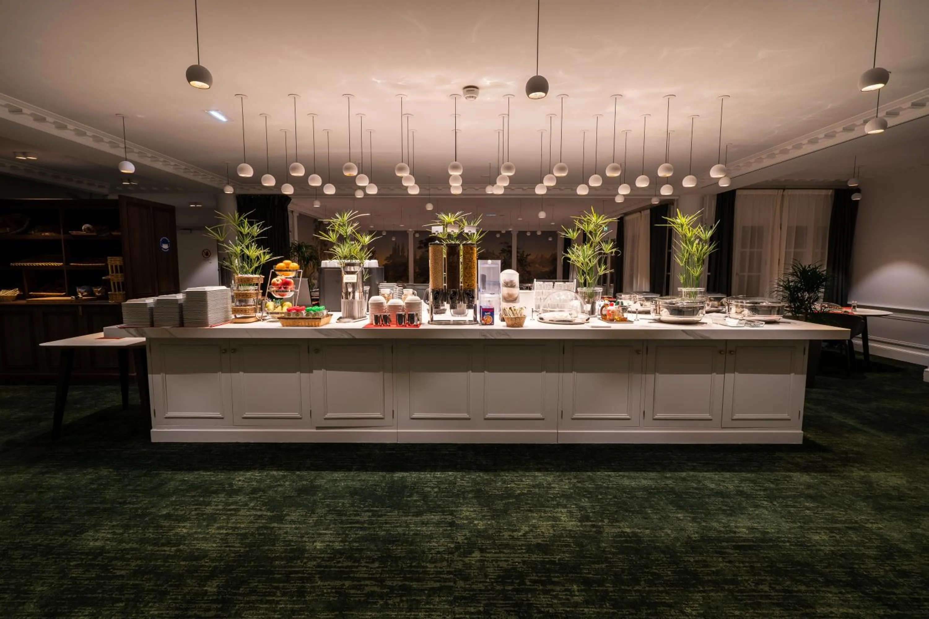 Food and drinks in Aigle Noir Hotel Fontainebleau - MGallery Collection