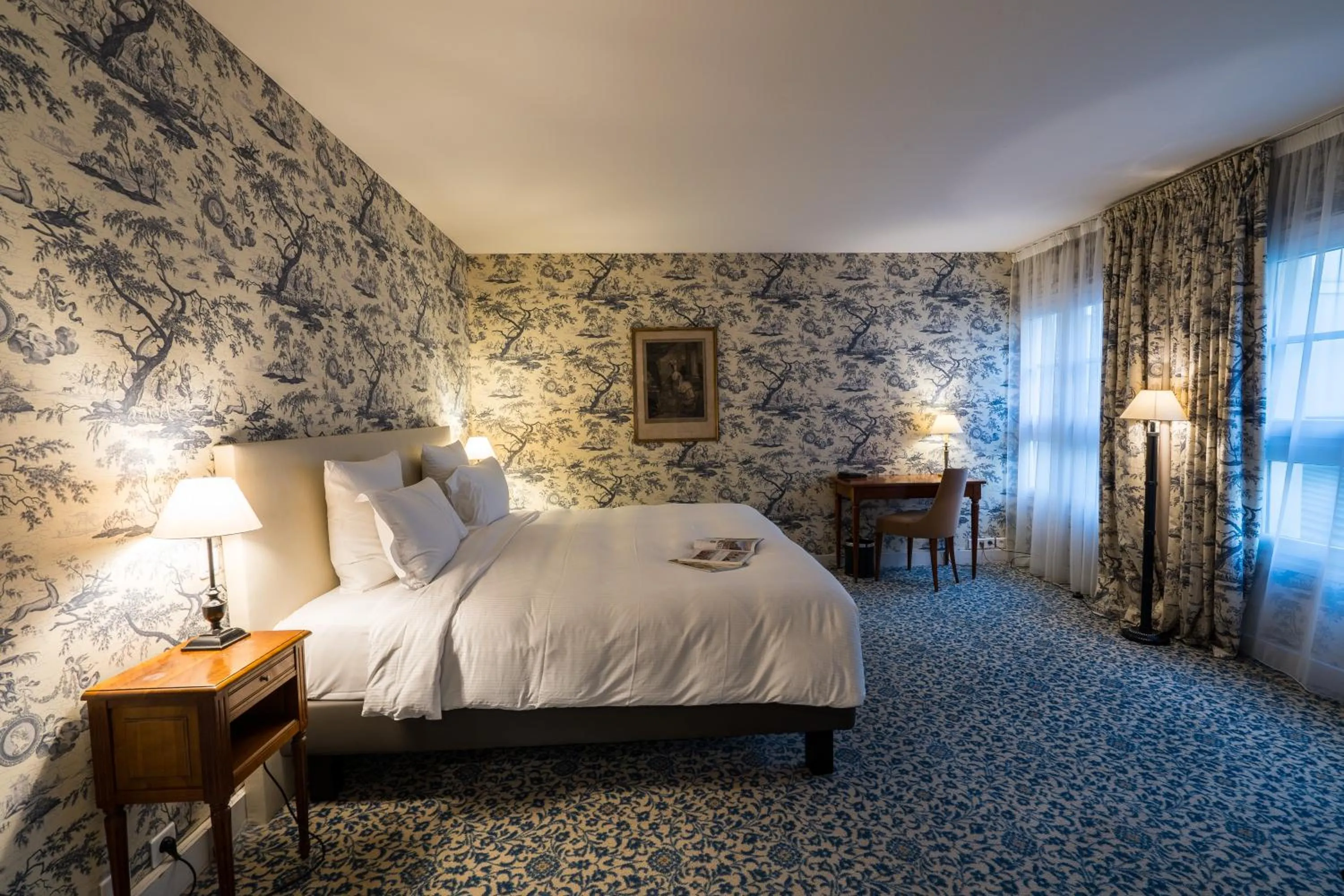 Photo of the whole room, Bed in Aigle Noir Hotel Fontainebleau - MGallery Collection