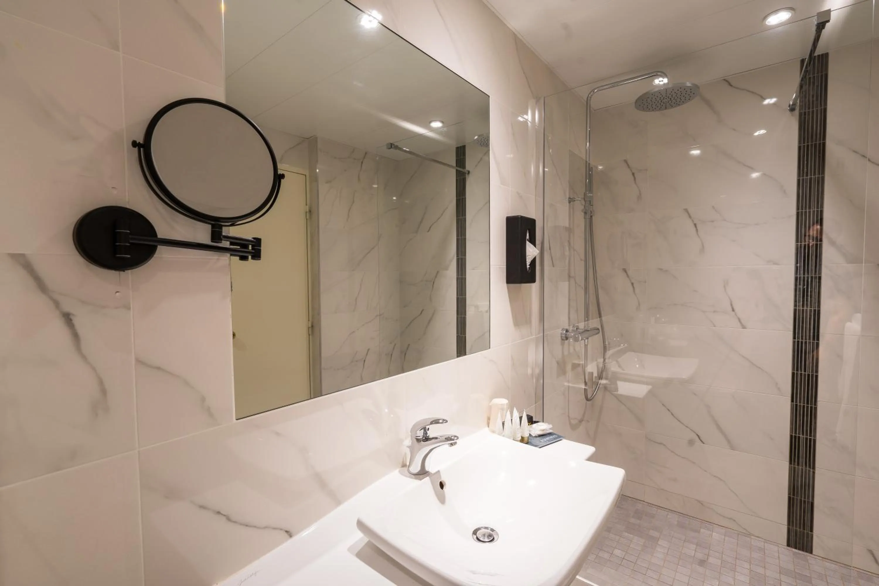 Shower in Aigle Noir Hotel Fontainebleau - MGallery Collection