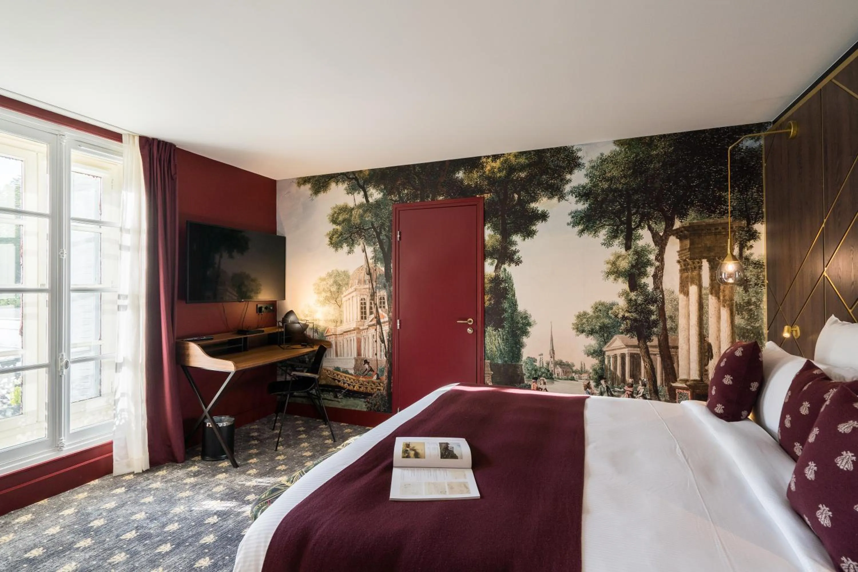Bed in Aigle Noir Hotel Fontainebleau - MGallery Collection
