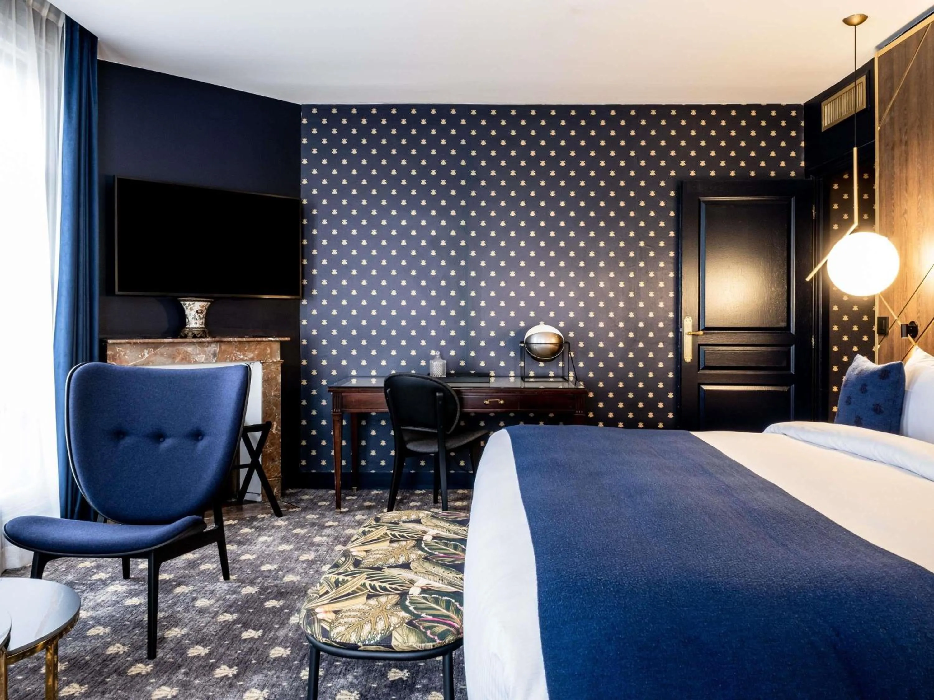 Bedroom, Bed in Aigle Noir Hotel Fontainebleau - MGallery Collection