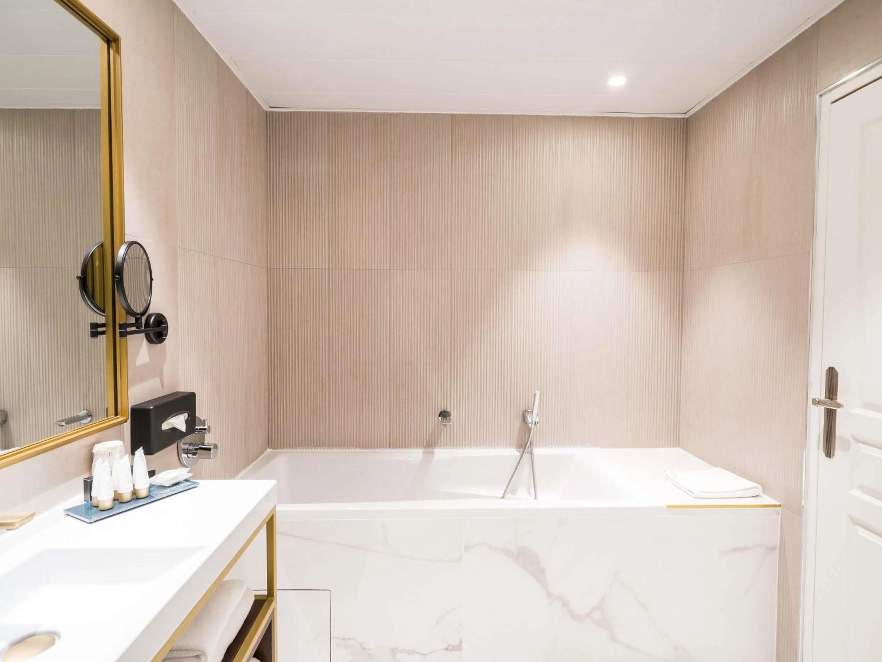 Bedroom in Aigle Noir Hotel Fontainebleau - MGallery Collection