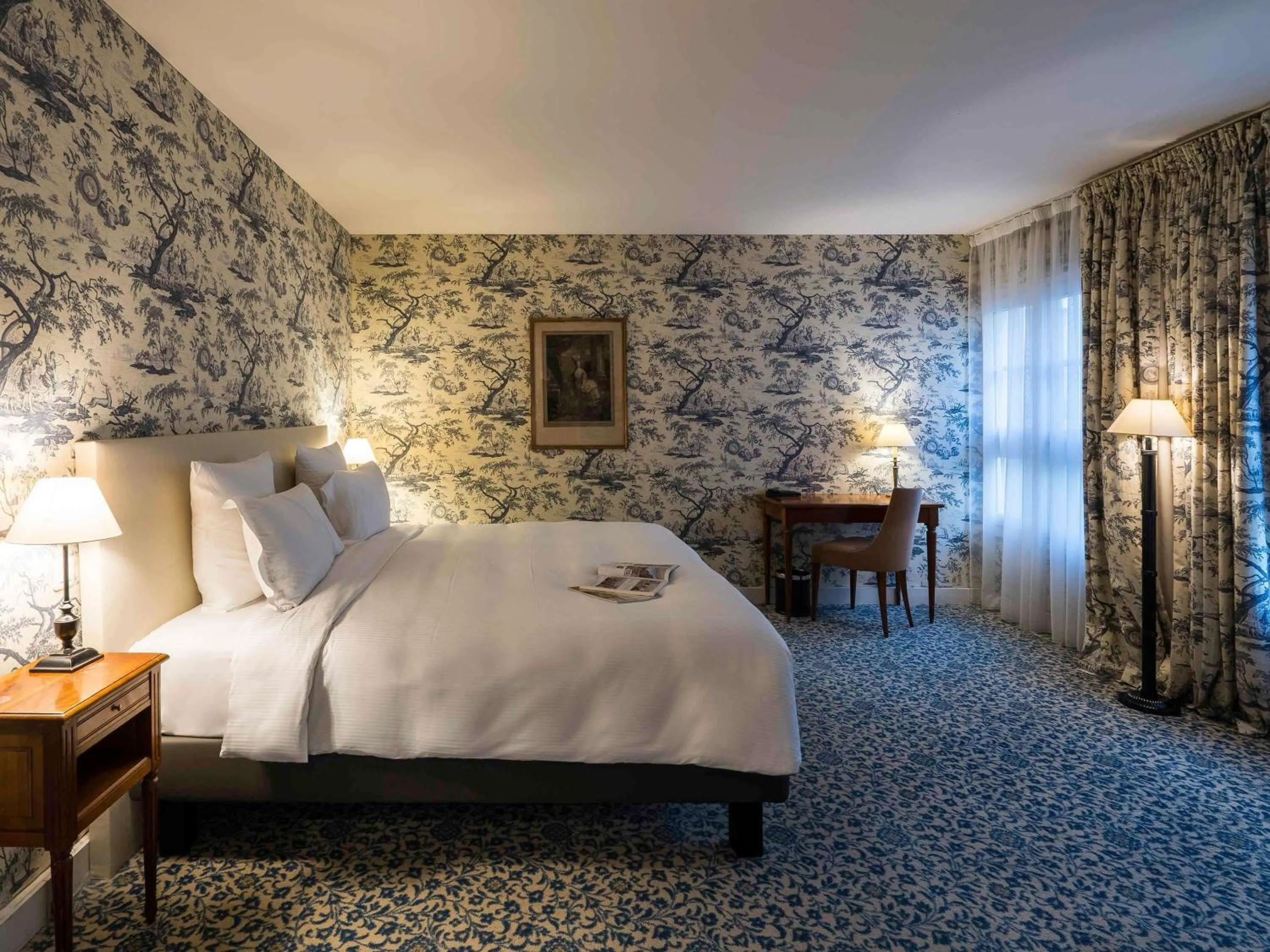 Bedroom, Bed in Aigle Noir Hotel Fontainebleau - MGallery Collection