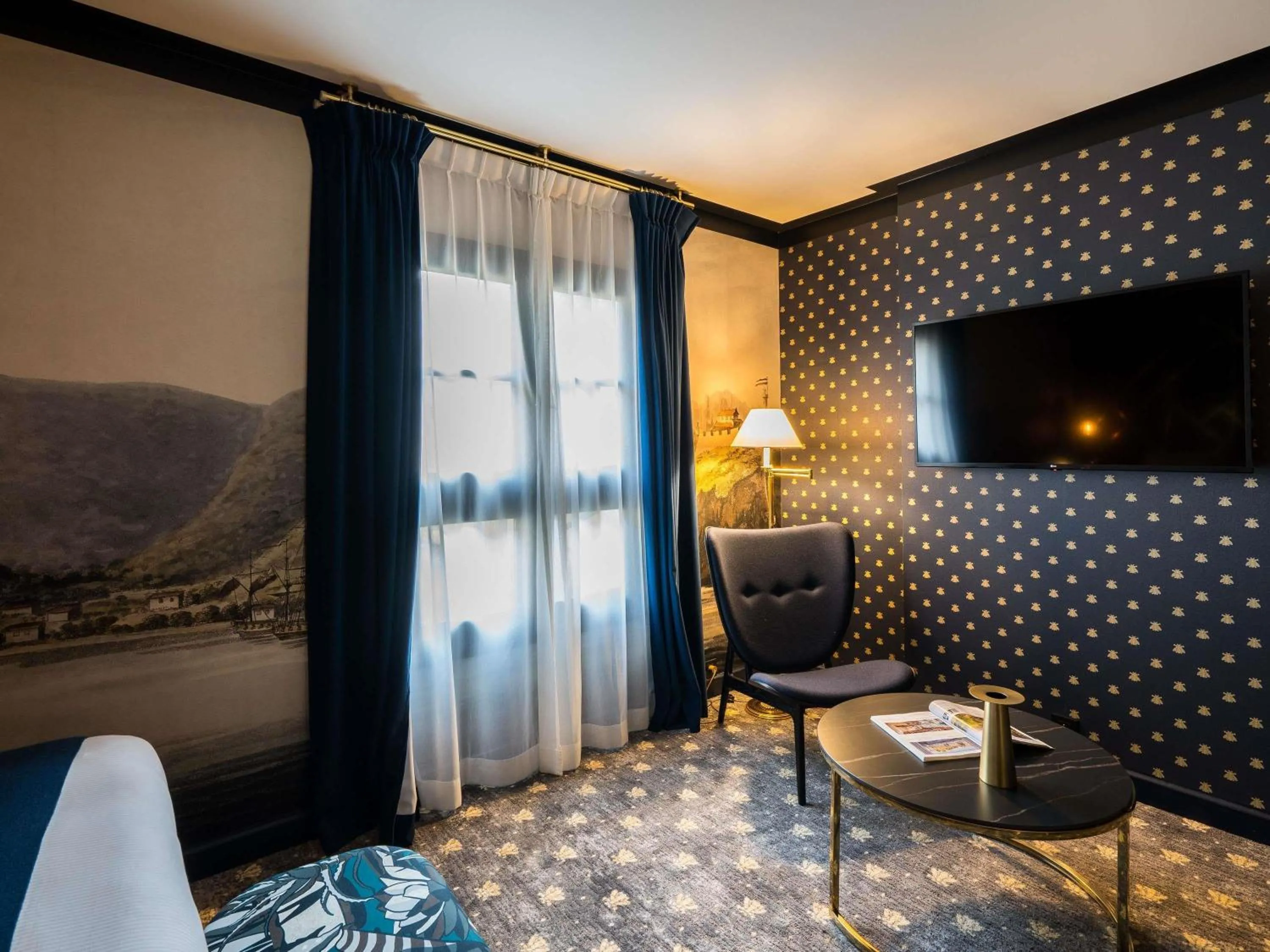 Bedroom in Aigle Noir Hotel Fontainebleau - MGallery Collection
