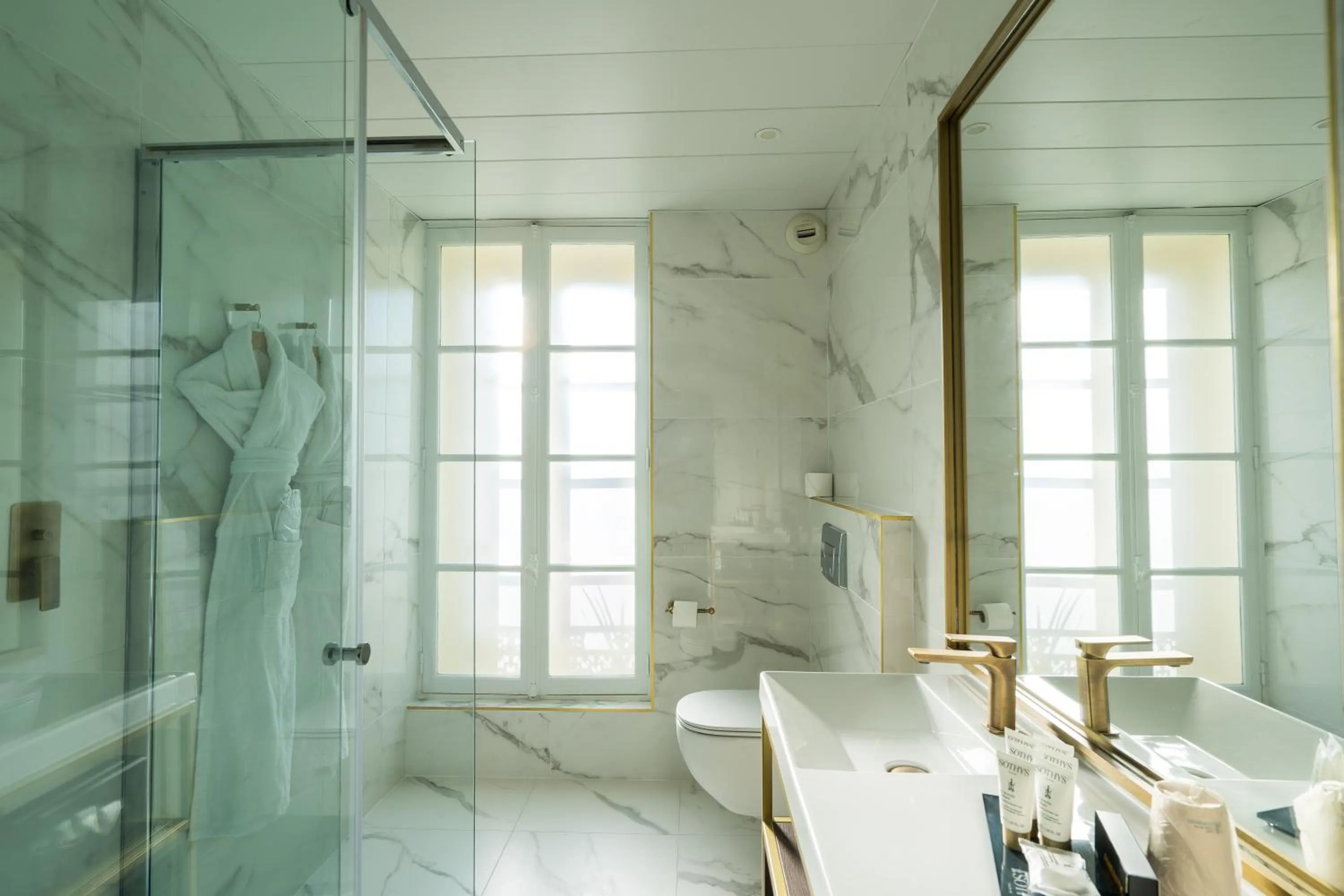 Shower in Aigle Noir Hotel Fontainebleau - MGallery Collection