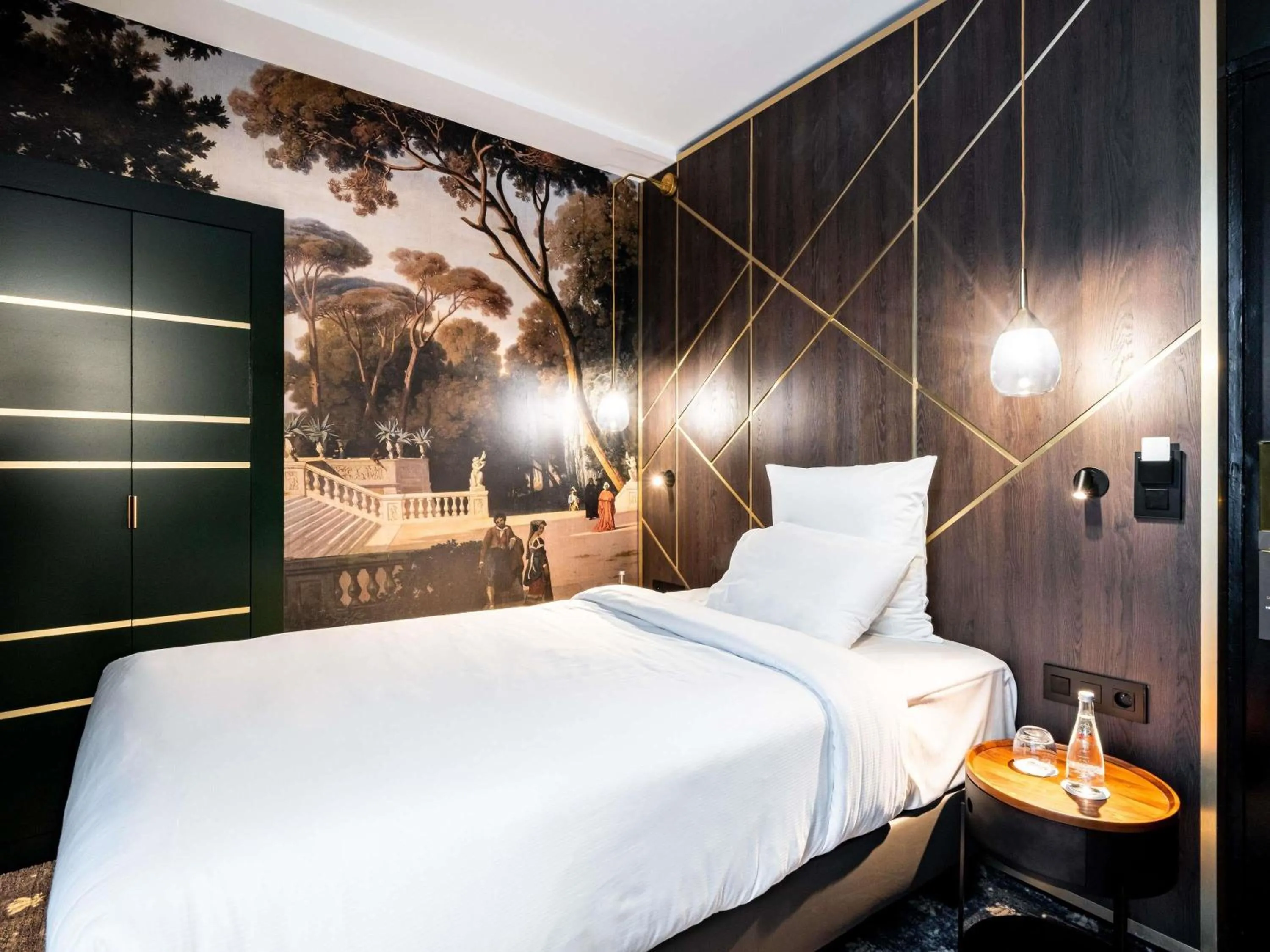 Bedroom, Bed in Aigle Noir Hotel Fontainebleau - MGallery Collection