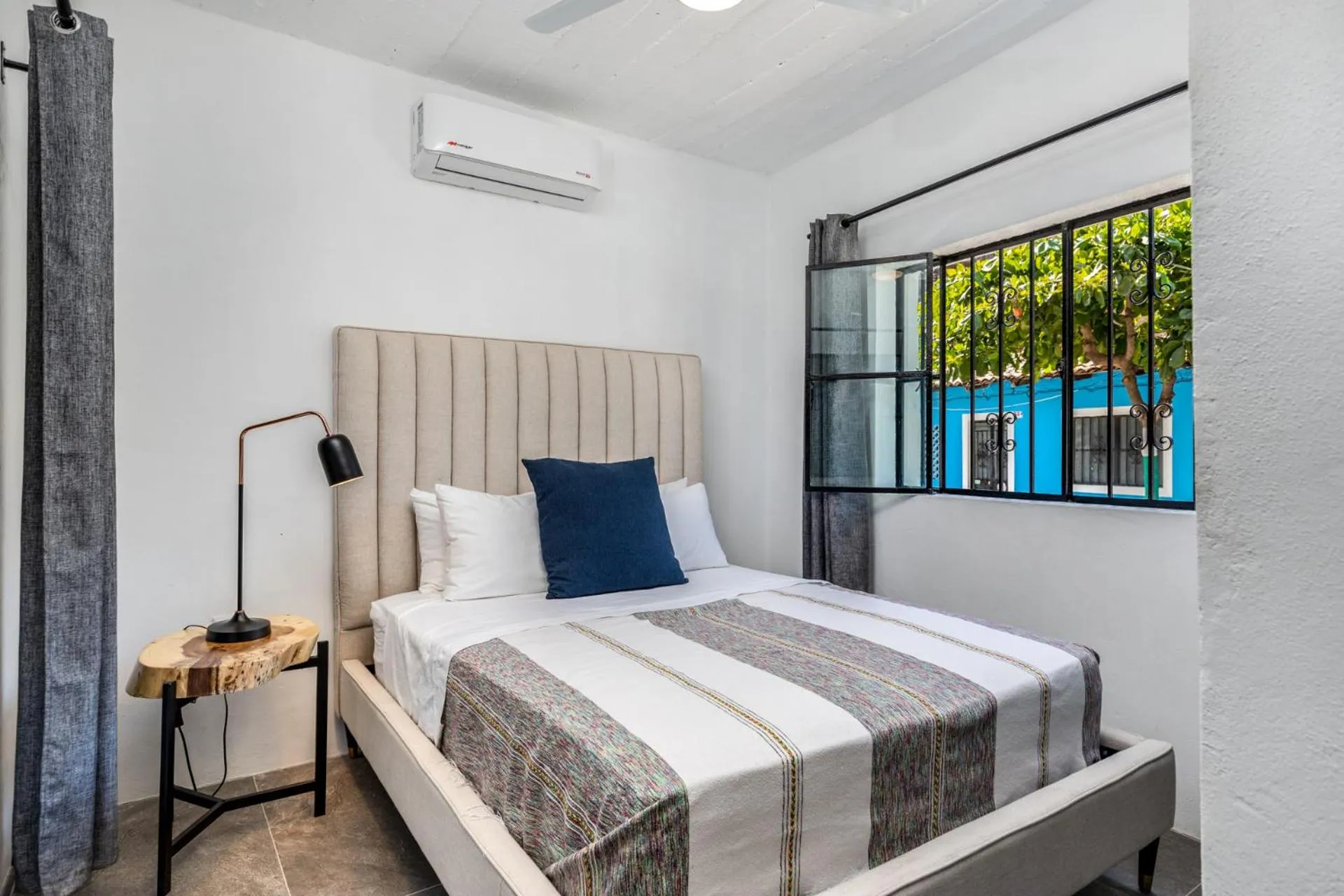 Bedroom, Bed in Cuale