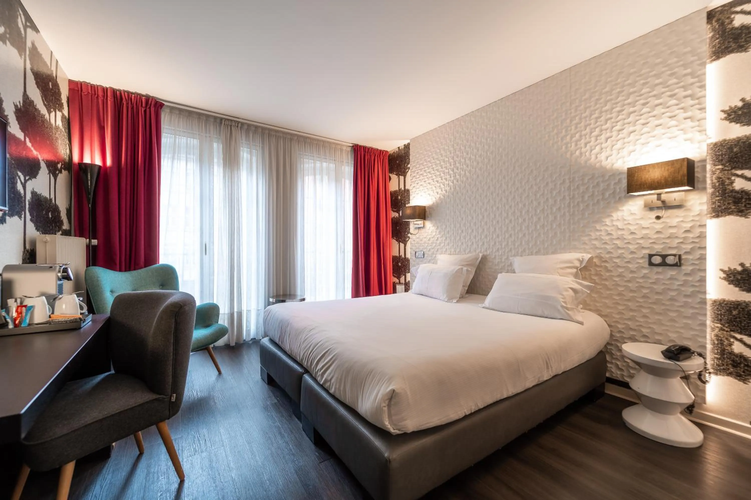 Bed in Hôtel Le Rohan, centre Cathédrale