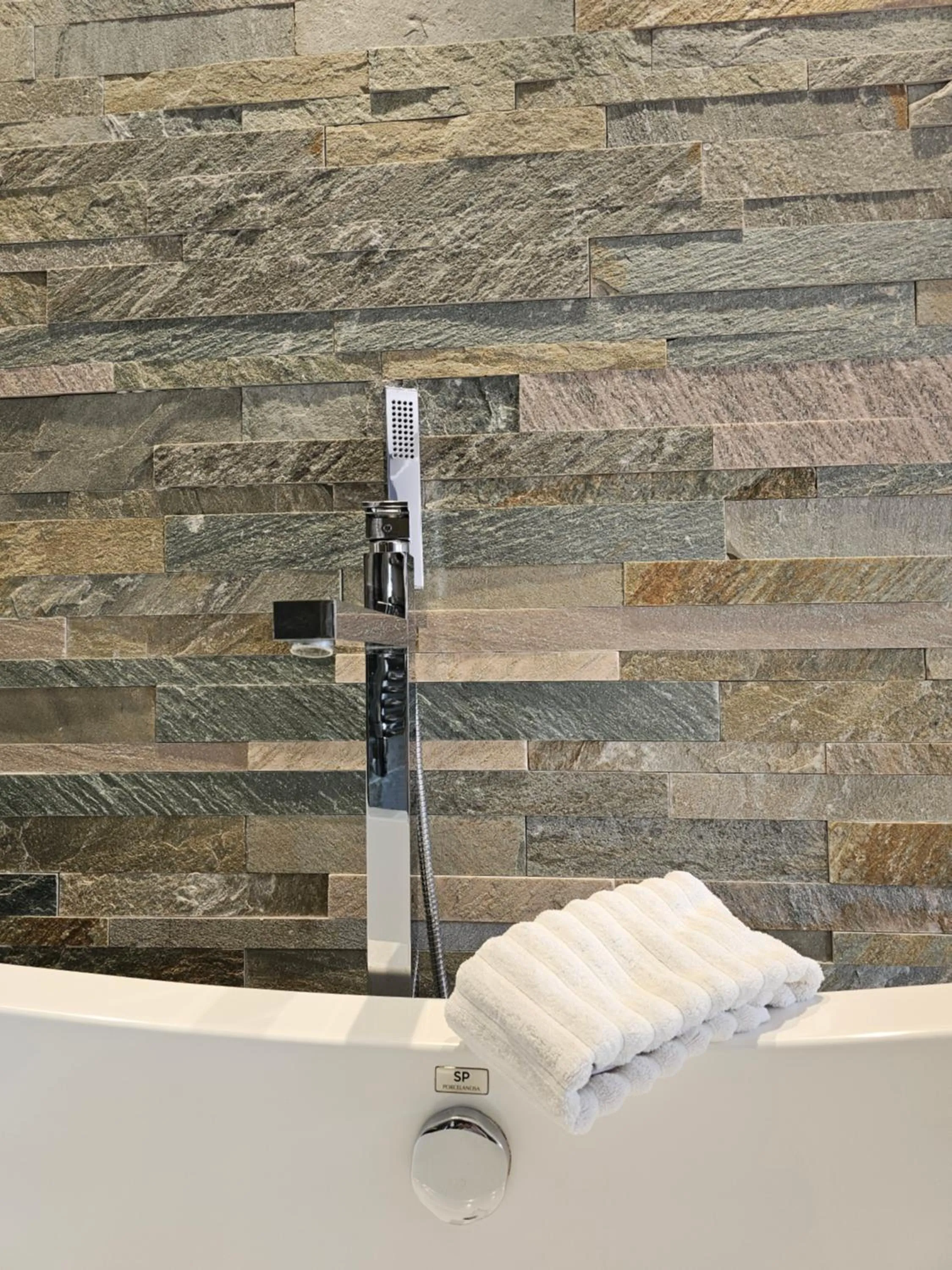 Bathroom in Hôtel Le Rohan, centre Cathédrale