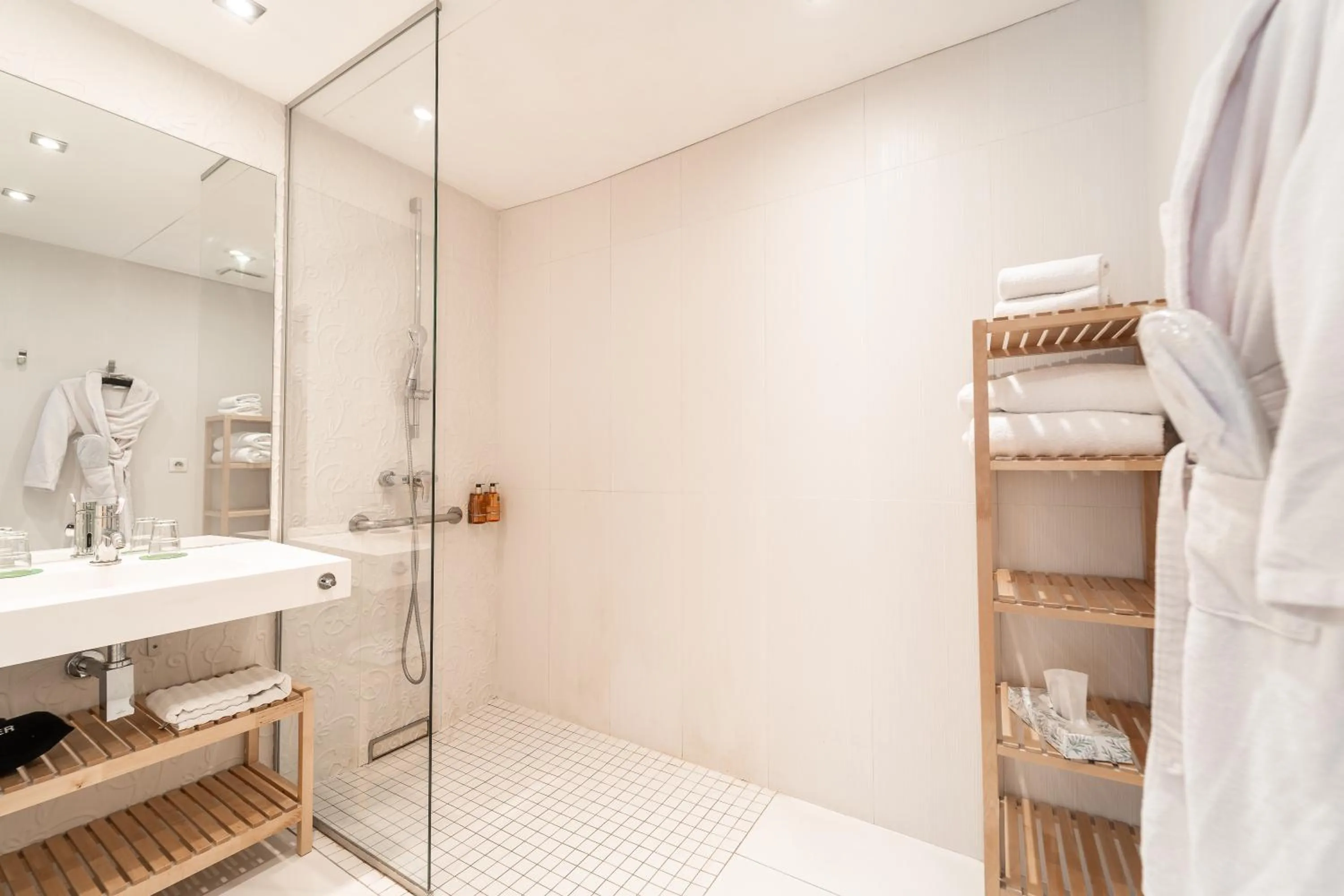 Bathroom in Hôtel Le Rohan, centre Cathédrale