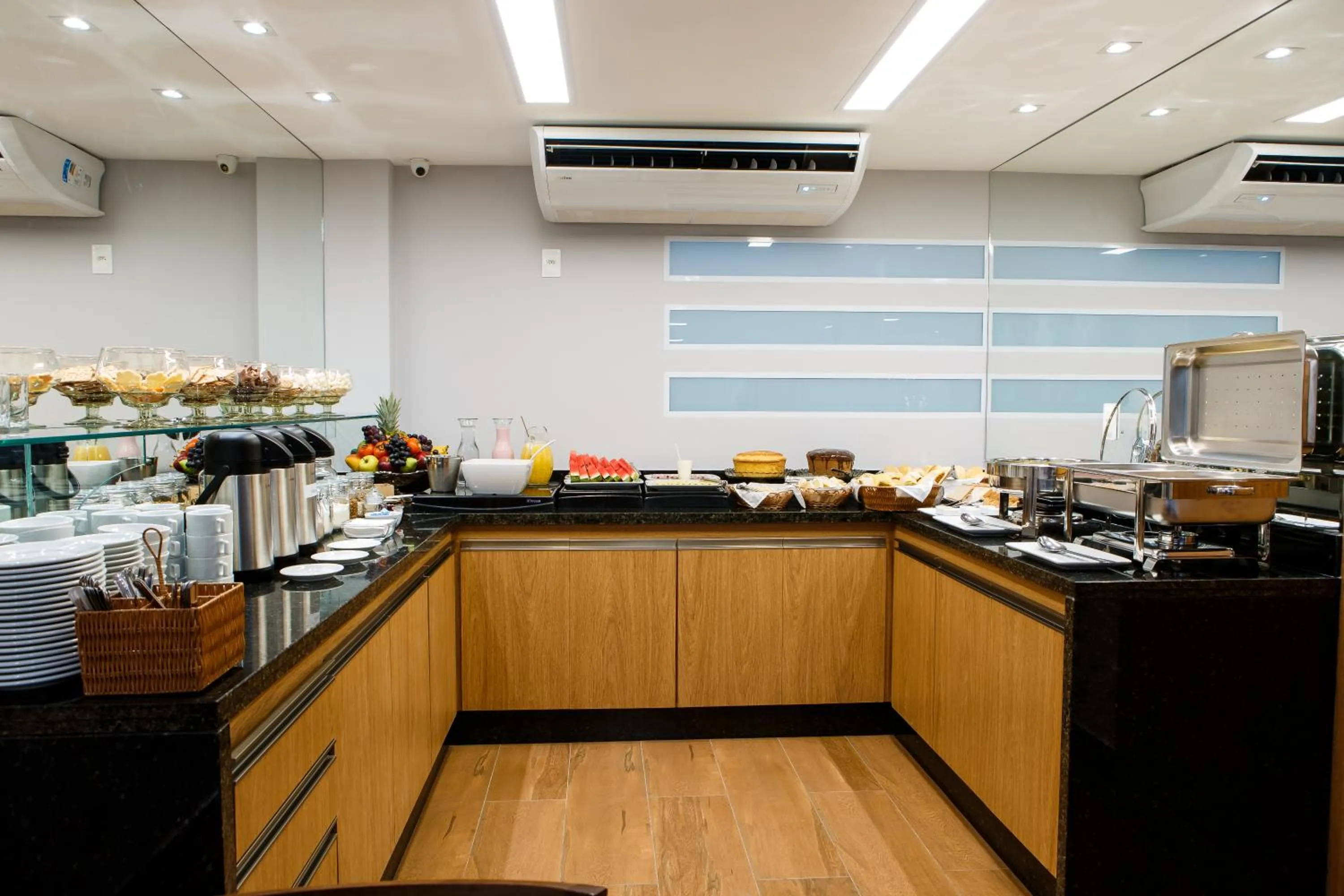 Restaurant/places to eat in Dr. Marinho Apart Hotel