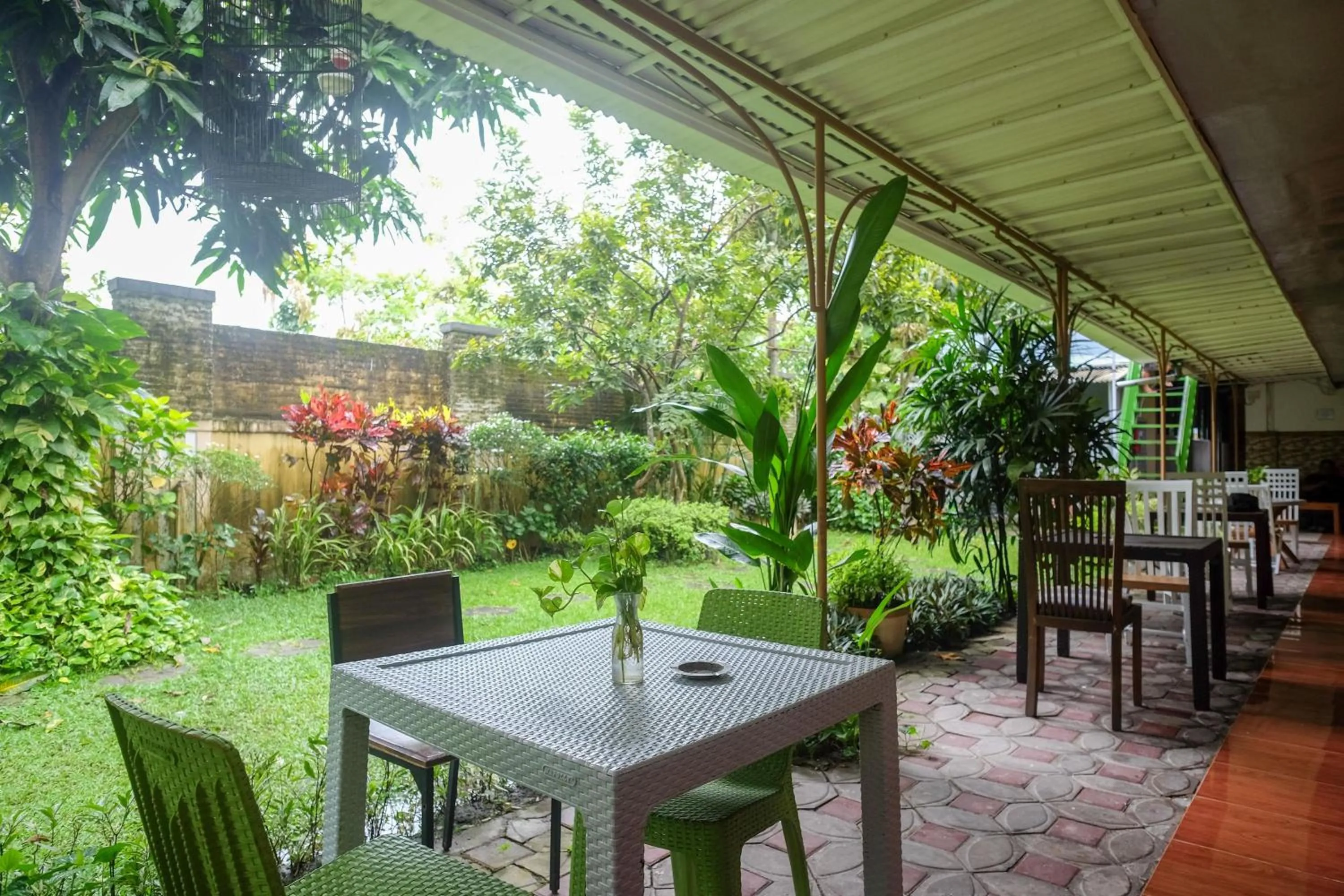 Dining area in RedDoorz Syariah @ Colomadu 2