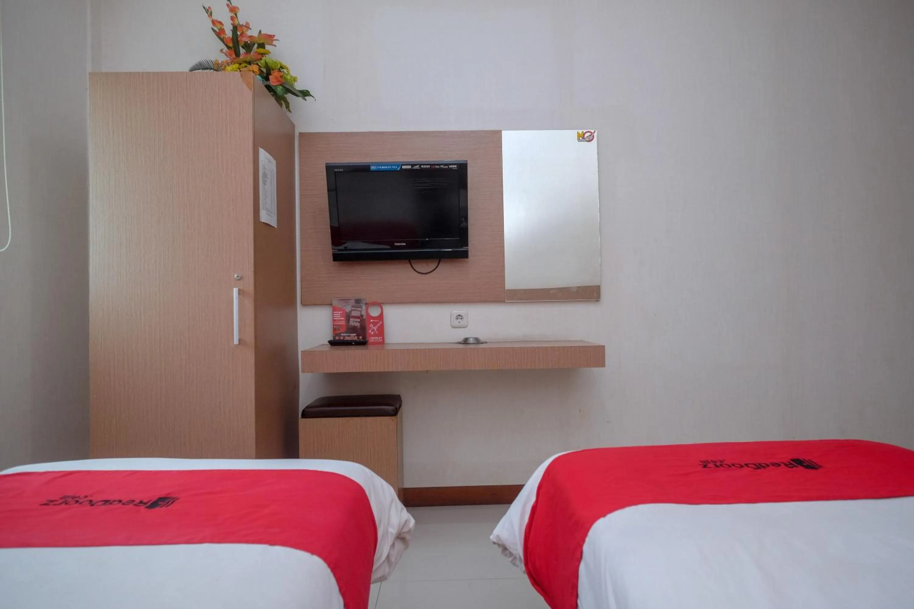 Bedroom, Bed in RedDoorz at Pengayoman Panakkukang 2 Makassar