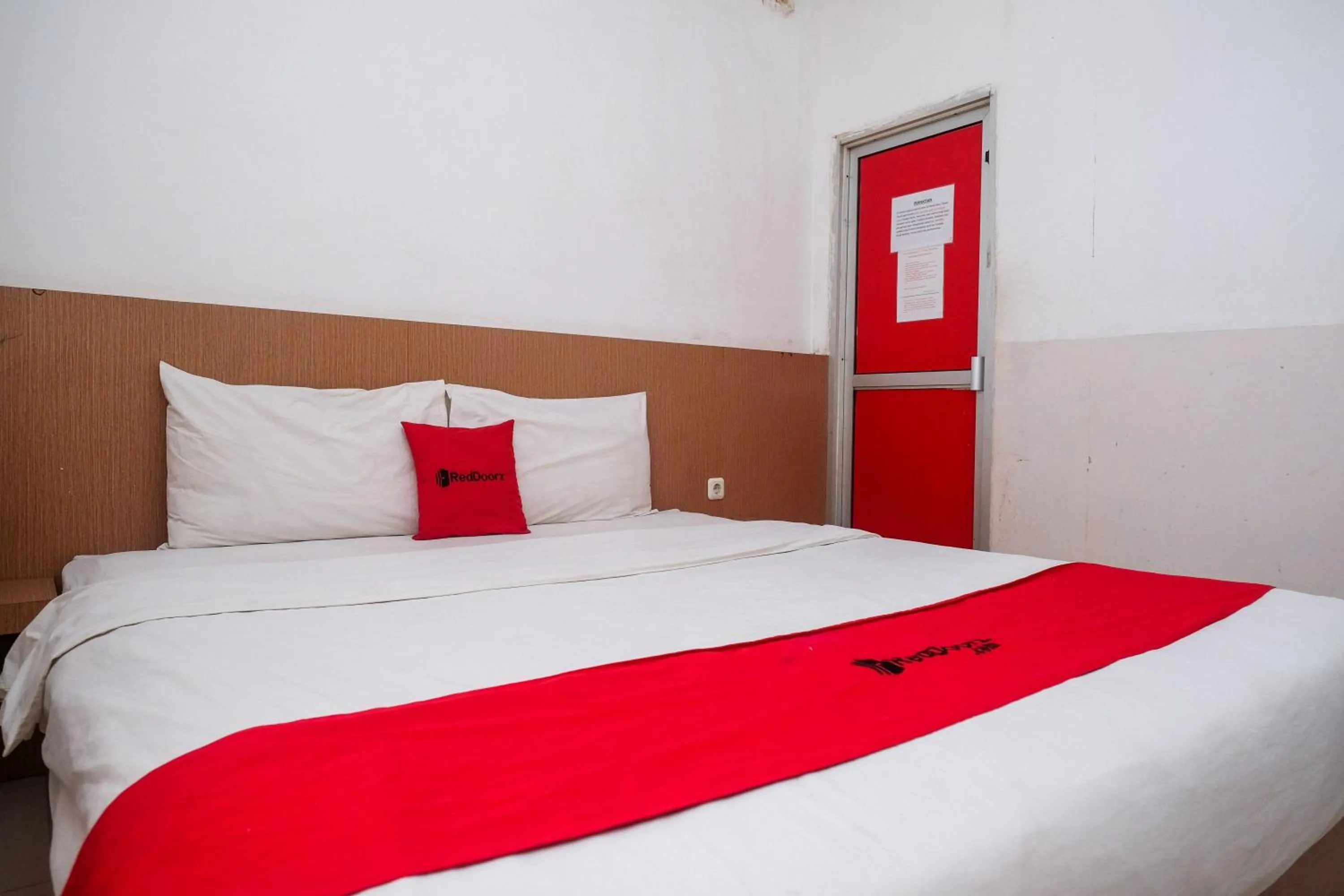 Bedroom, Bed in RedDoorz at Pengayoman Panakkukang 2 Makassar