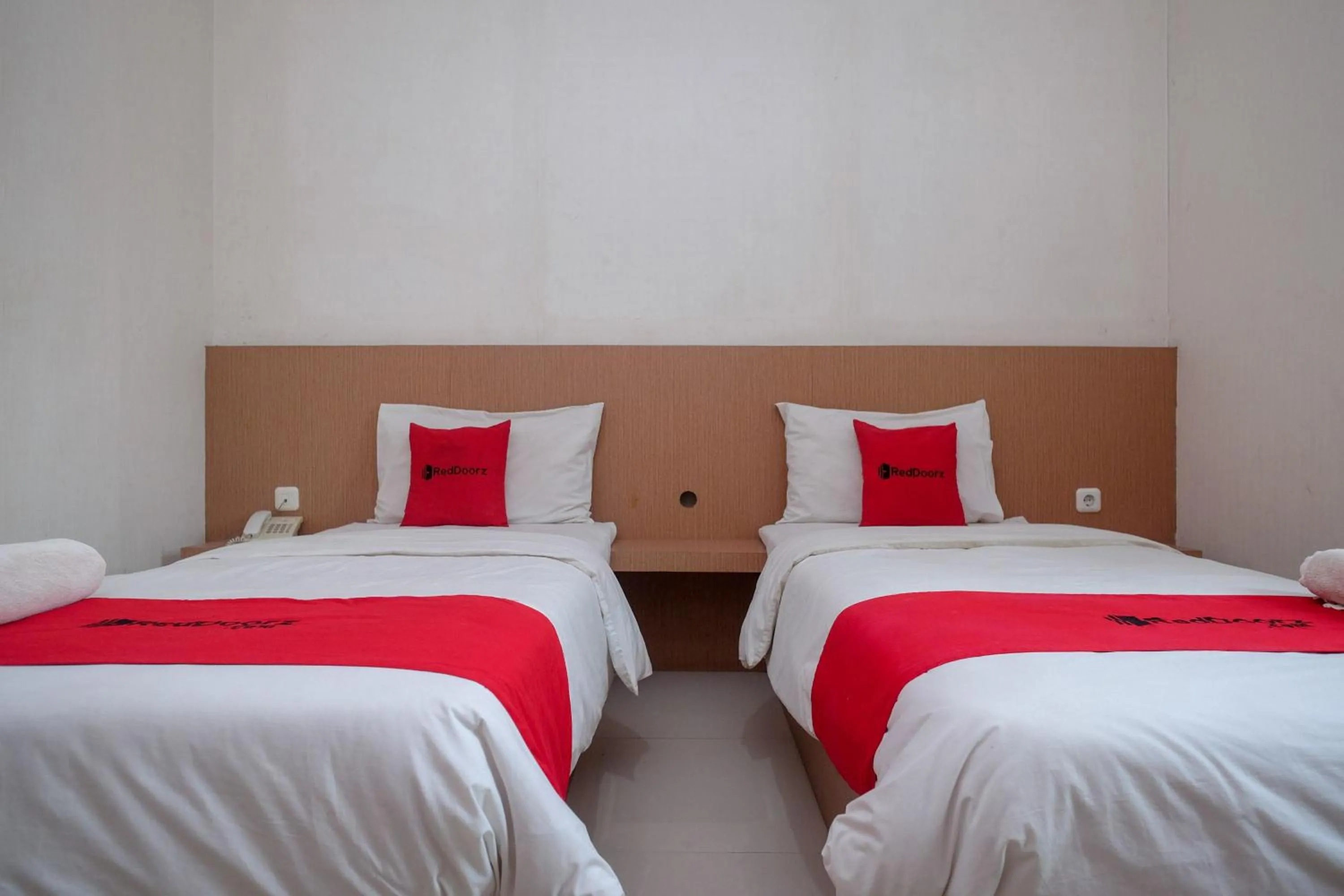 Bedroom, Bed in RedDoorz at Pengayoman Panakkukang 2 Makassar