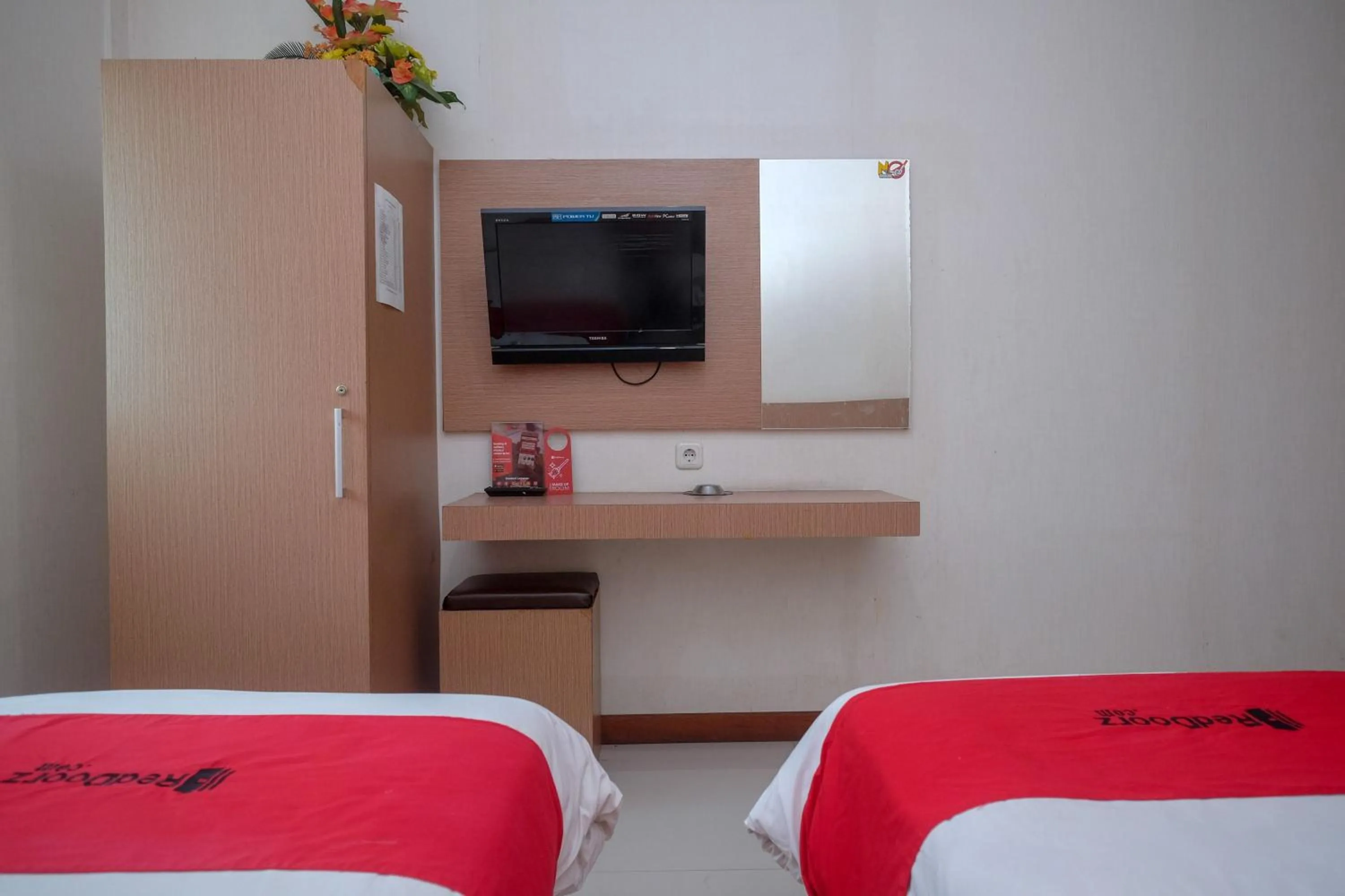 Bedroom, Bed in RedDoorz at Pengayoman Panakkukang 2 Makassar