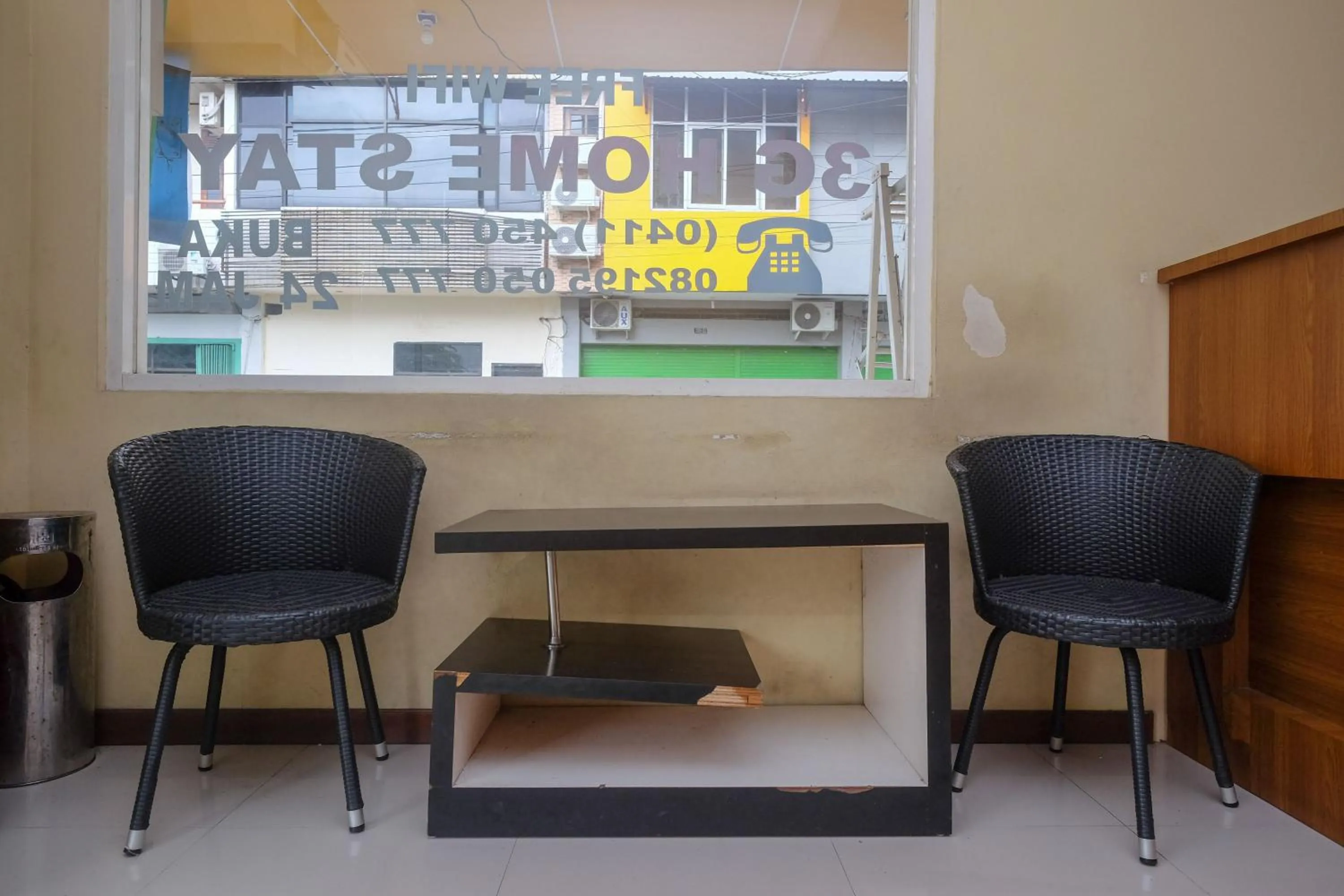 Living room in RedDoorz at Pengayoman Panakkukang 2 Makassar