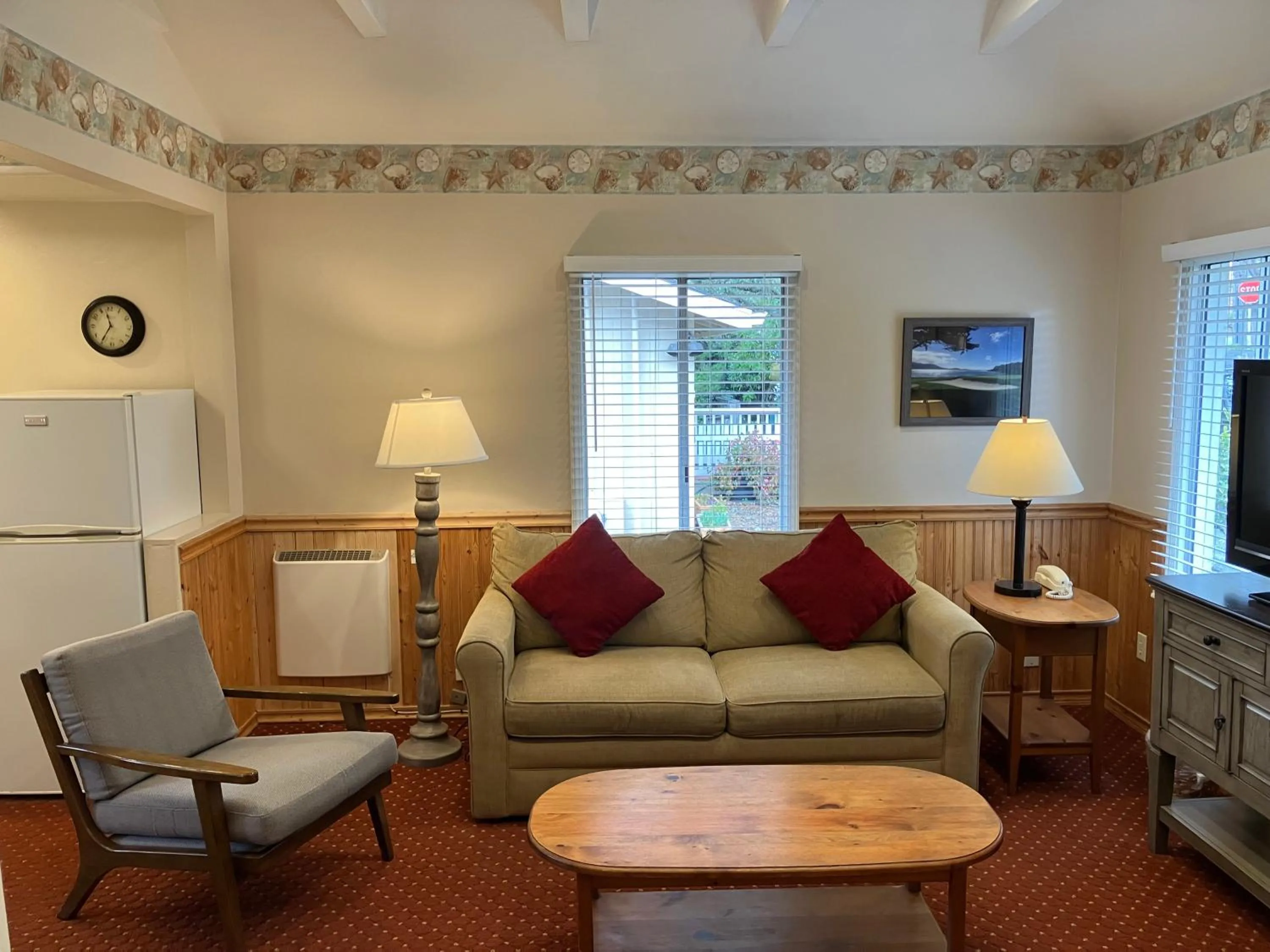 Communal lounge/ TV room in Briarwood Inn