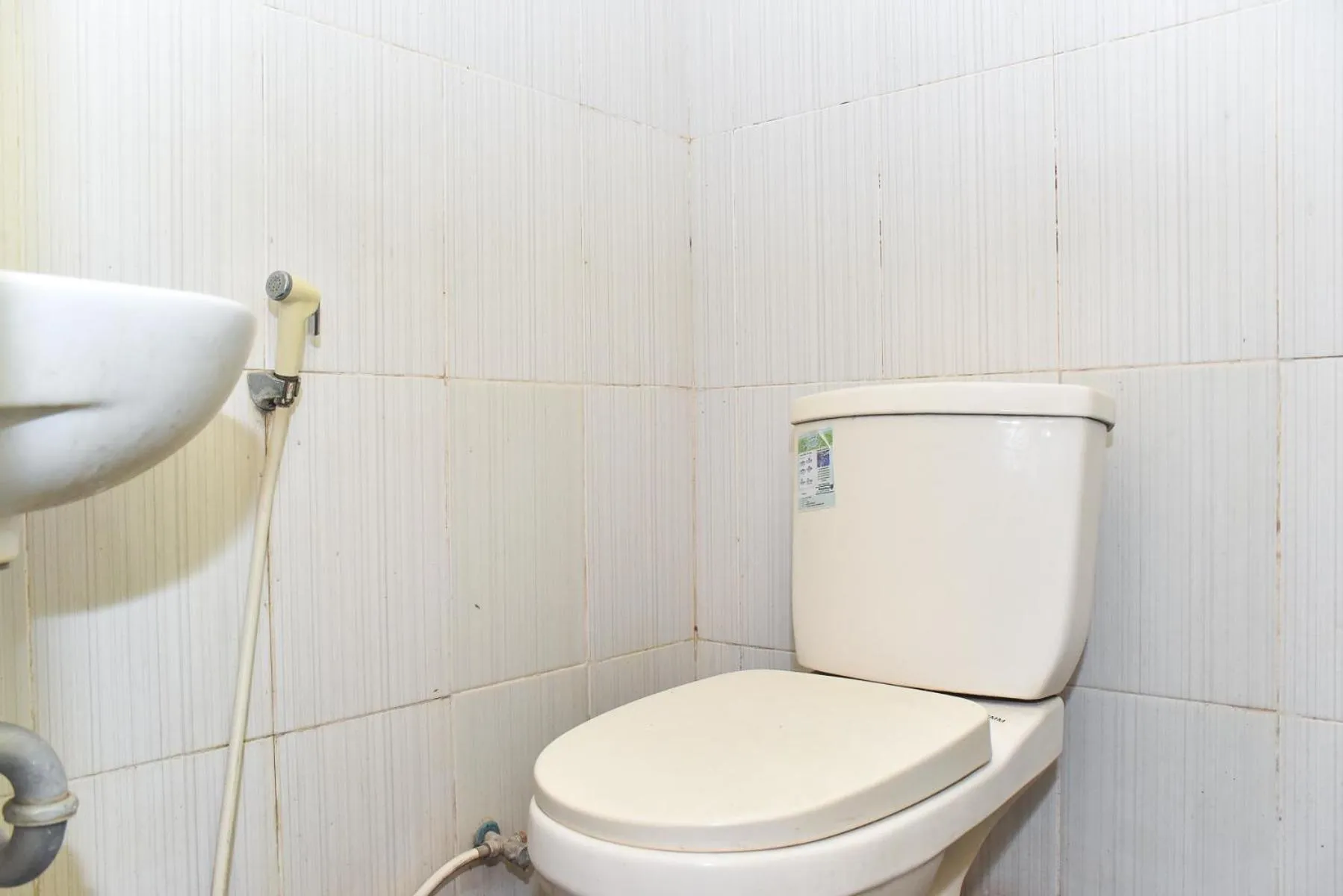 Bathroom in RedDoorz near Universitas Muhammadiyah Makassar