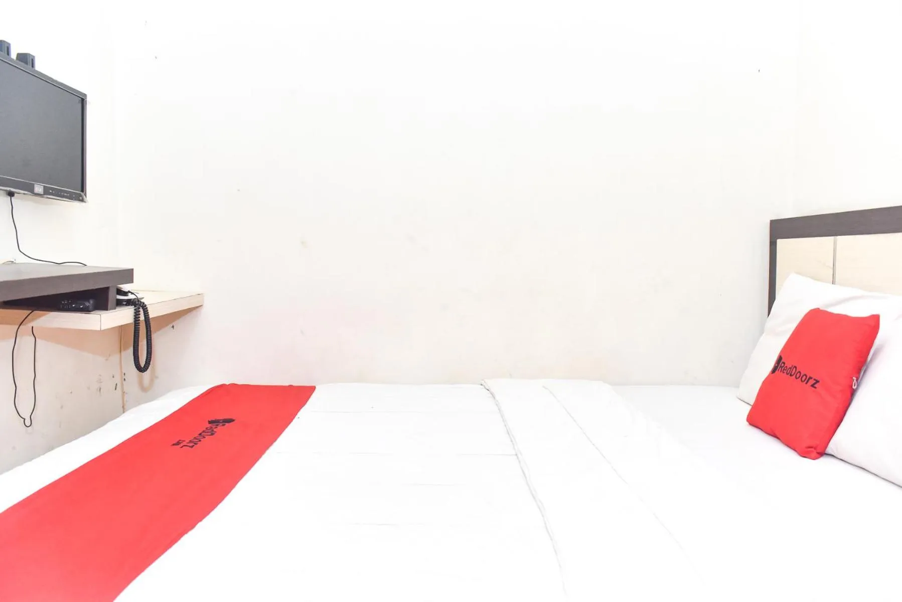 Bedroom, Bed in RedDoorz near Universitas Muhammadiyah Makassar