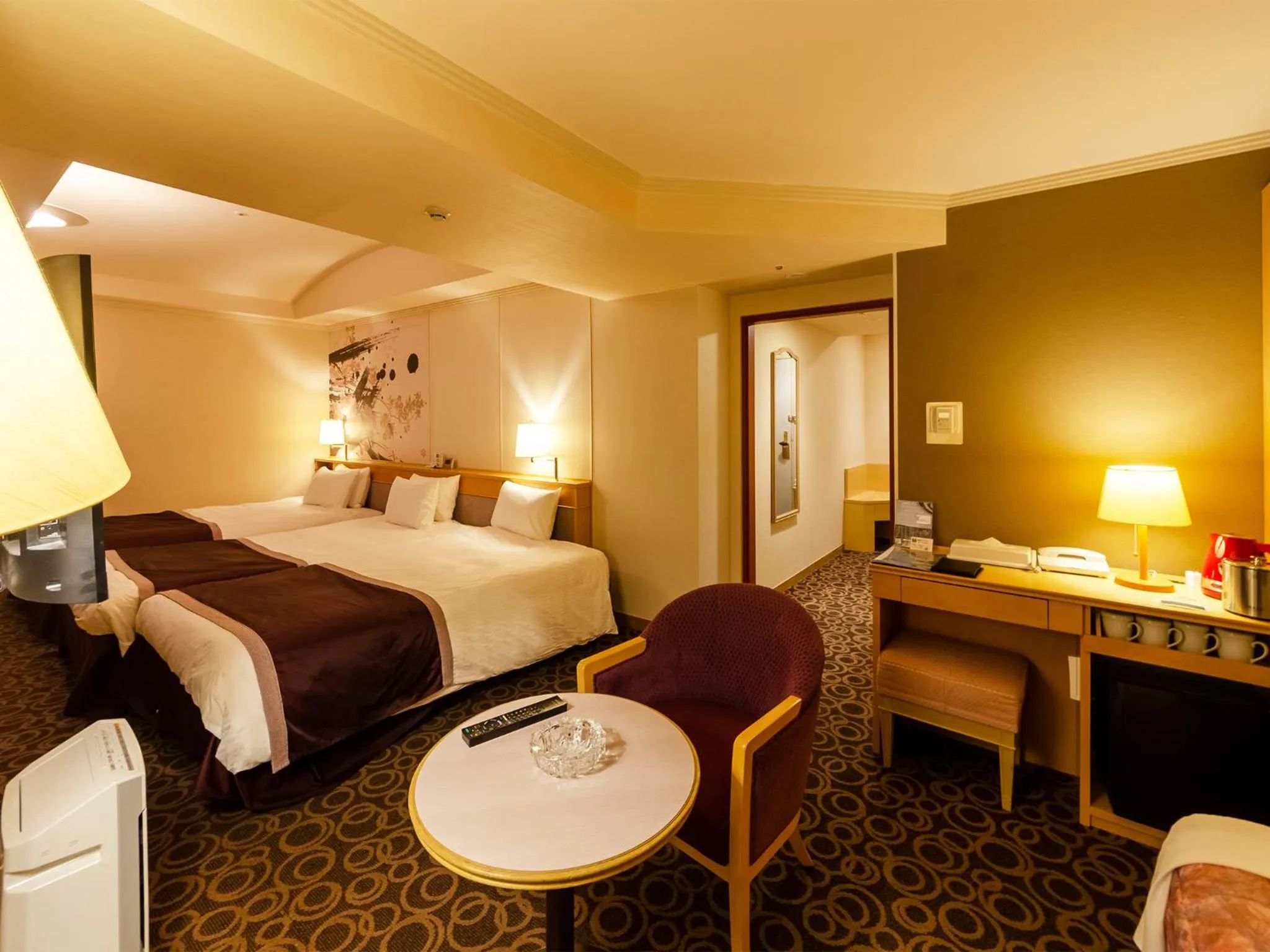 Photo of the whole room, Bed in Ginza Creston