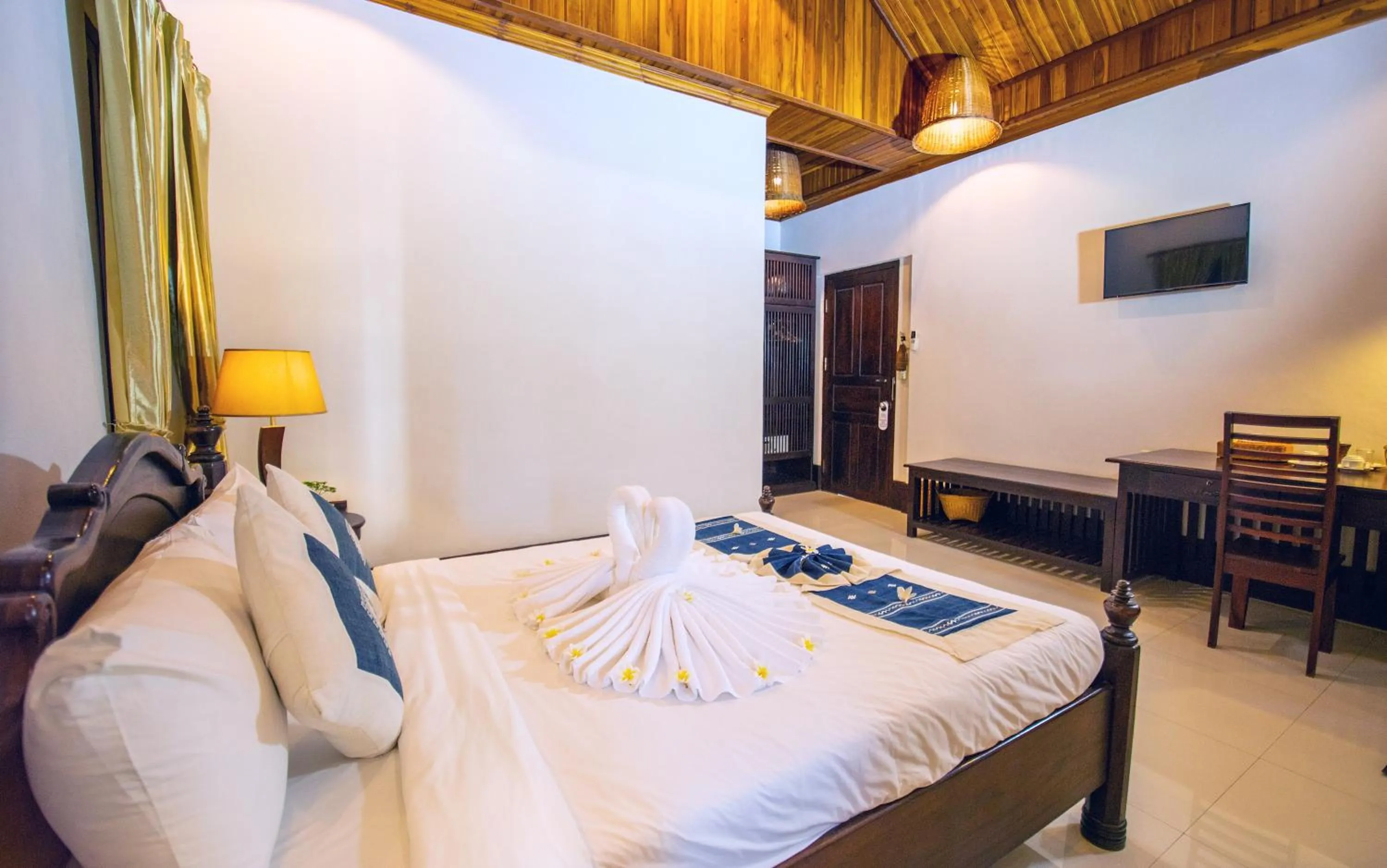 TV and multimedia, Bed in Treasure Hotel Laos