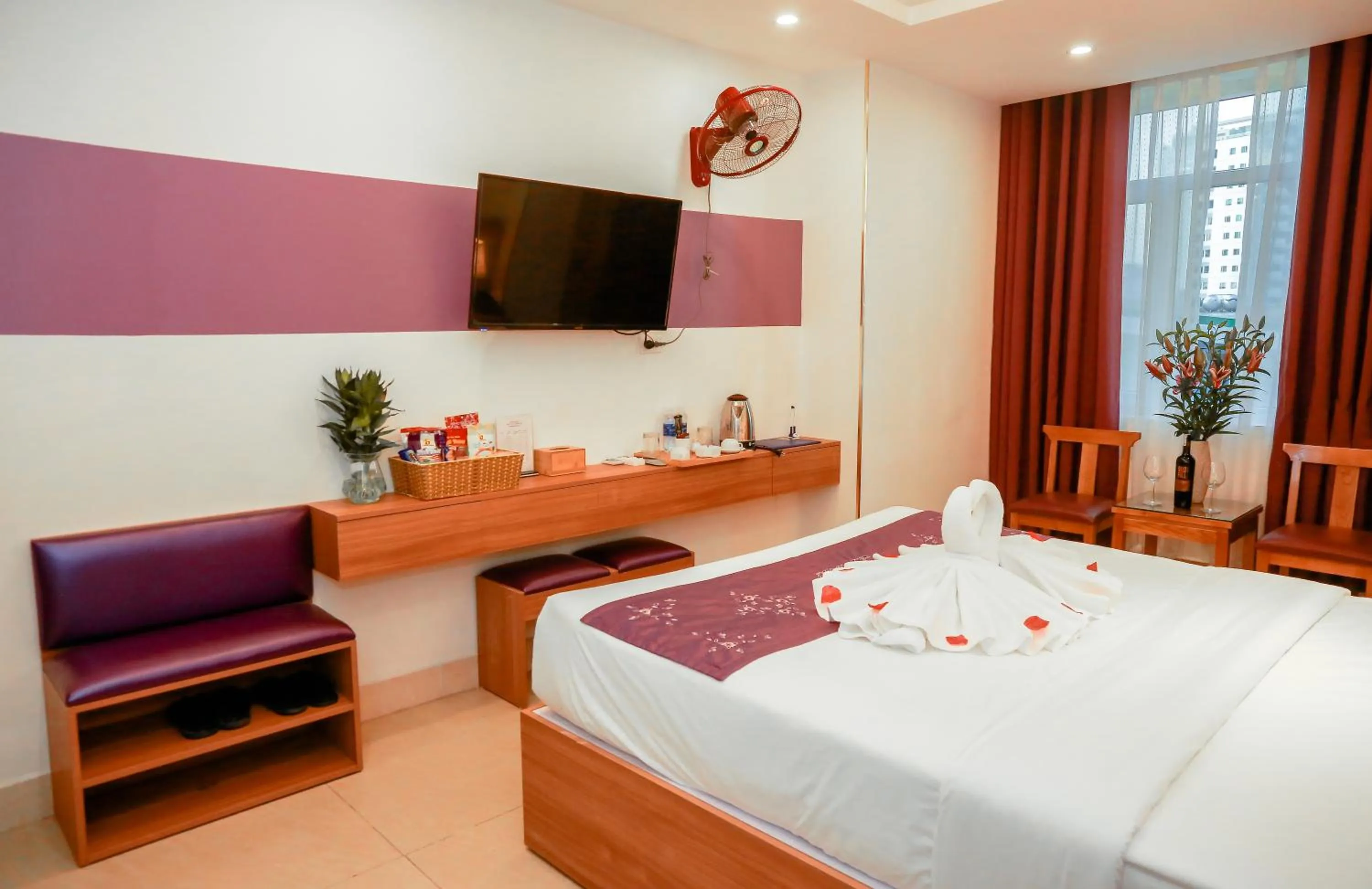 Communal lounge/ TV room, Bed in Aloha Hotel