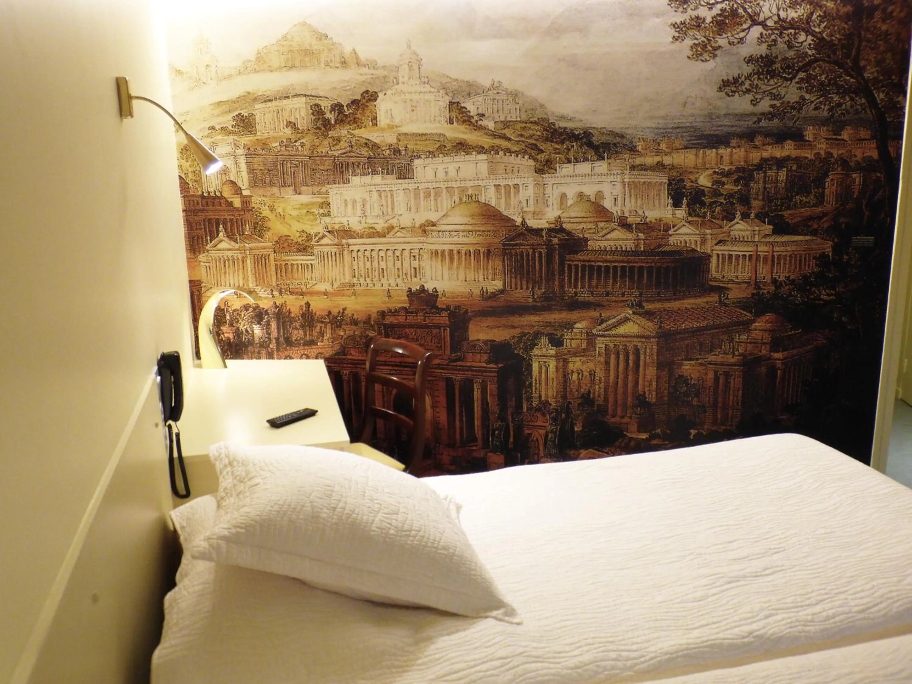 Photo of the whole room, Bed in Terminus du Forez Saint-Etienne Centre Gare Chateaucreux