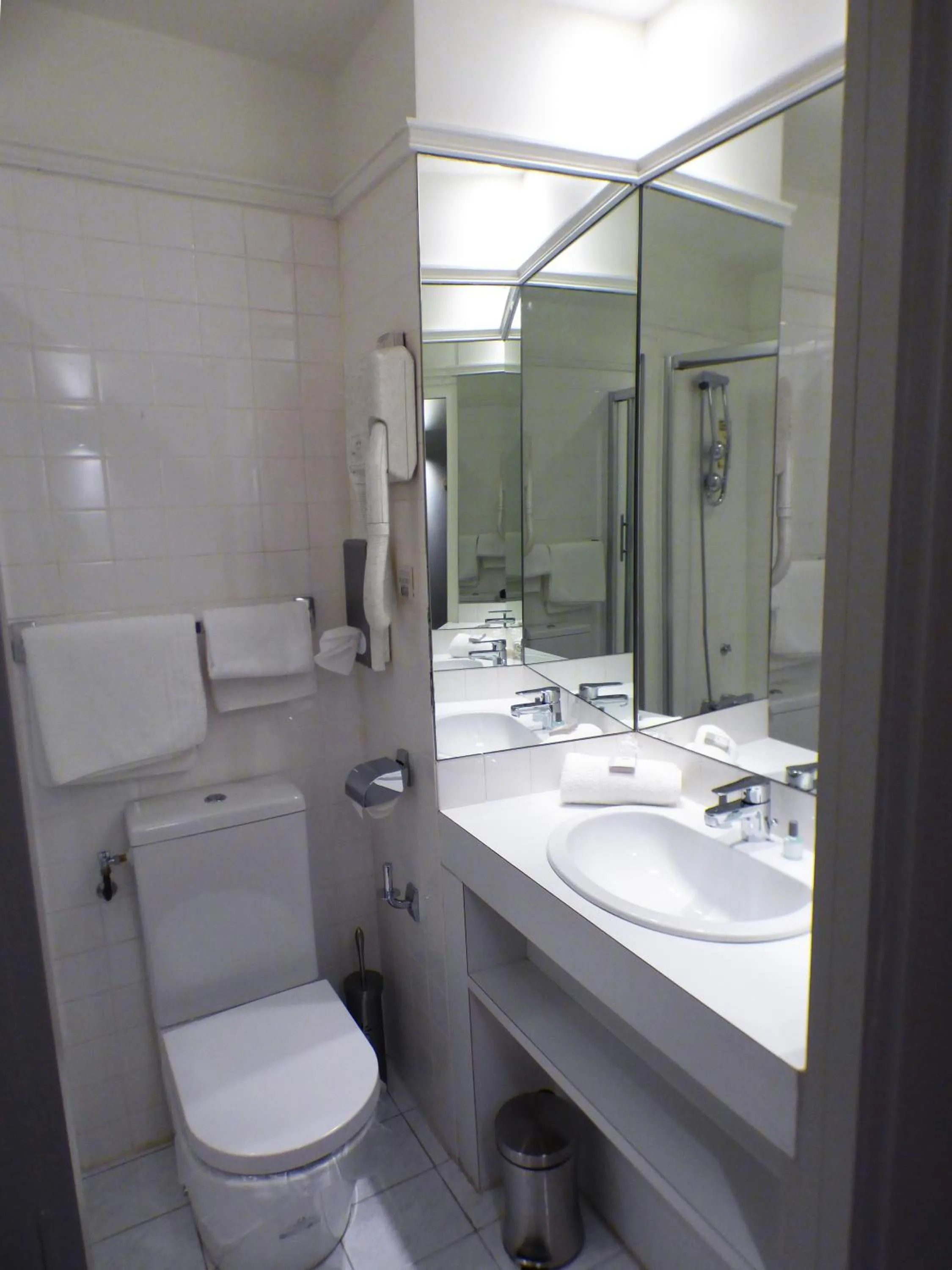 Bathroom in Terminus du Forez Saint-Etienne Centre Gare Chateaucreux