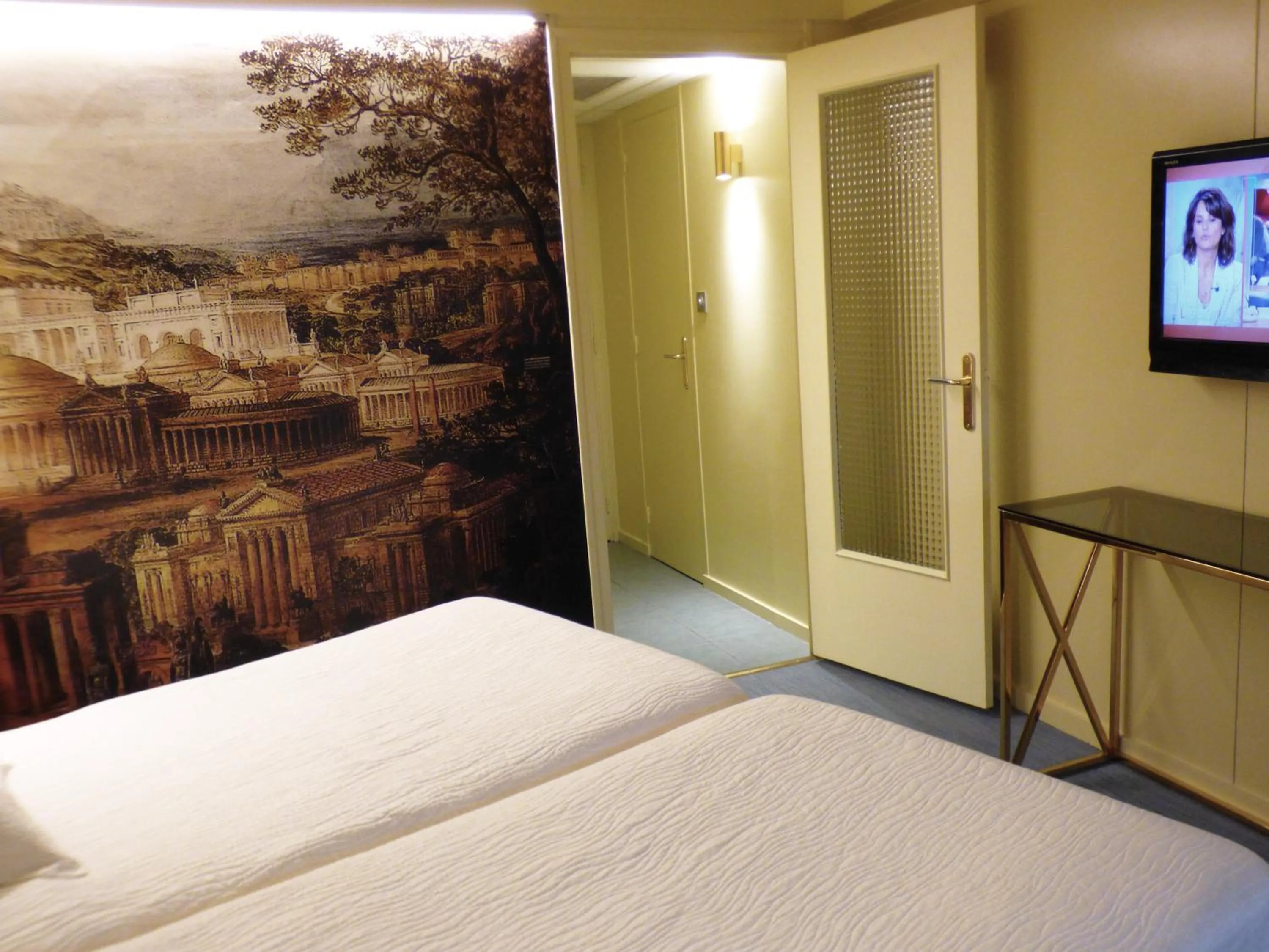 Photo of the whole room, Bed in Terminus du Forez Saint-Etienne Centre Gare Chateaucreux