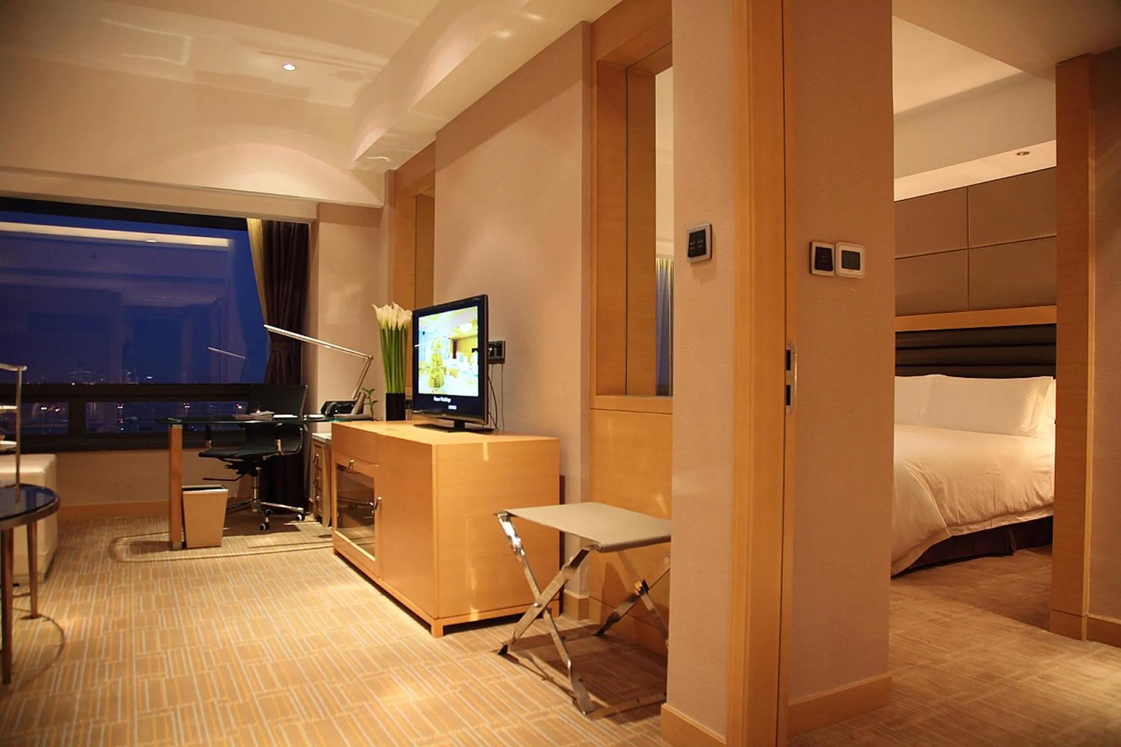 Photo of the whole room, Bed in Air China Hongqiao Airport Hotel - Air China BoYue Hotel