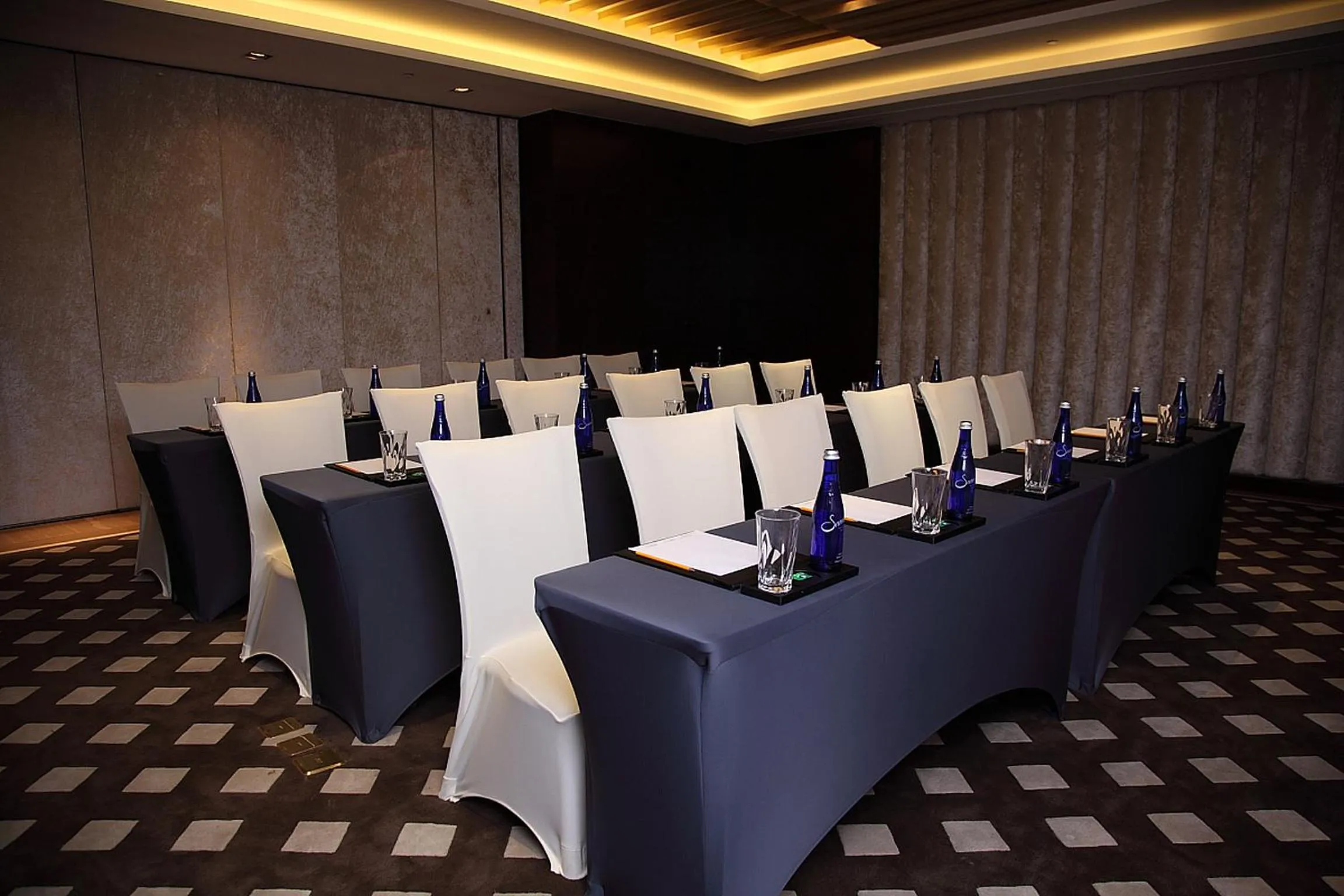 Meeting/conference room in Air China Hongqiao Airport Hotel - Air China BoYue Hotel