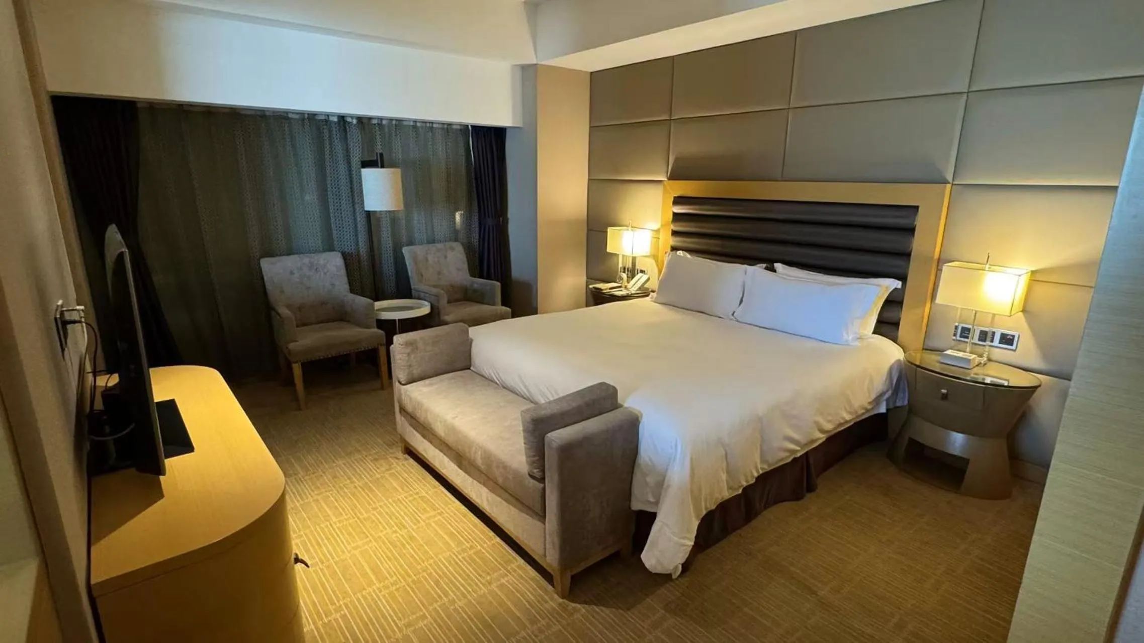 Bed in Air China Hongqiao Airport Hotel - Air China BoYue Hotel