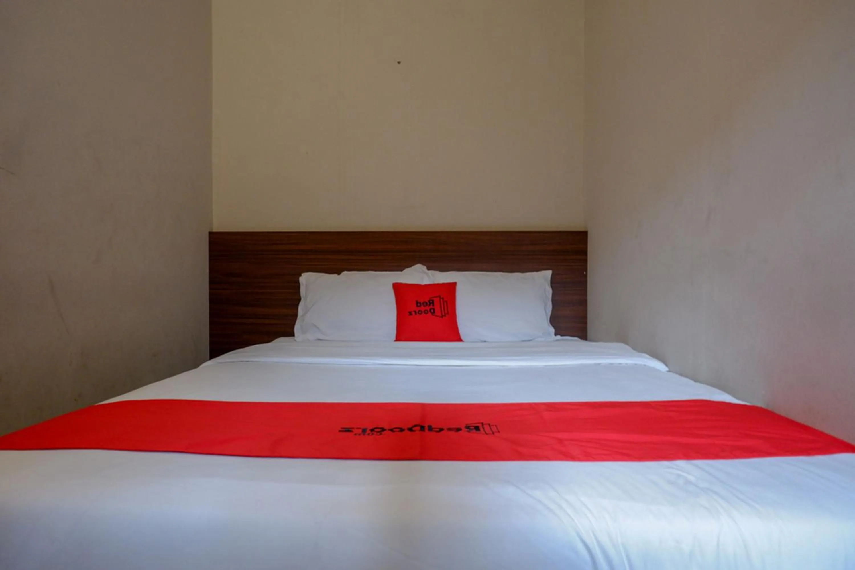 Bed in RedDoorz near Stasiun Tawang Semarang