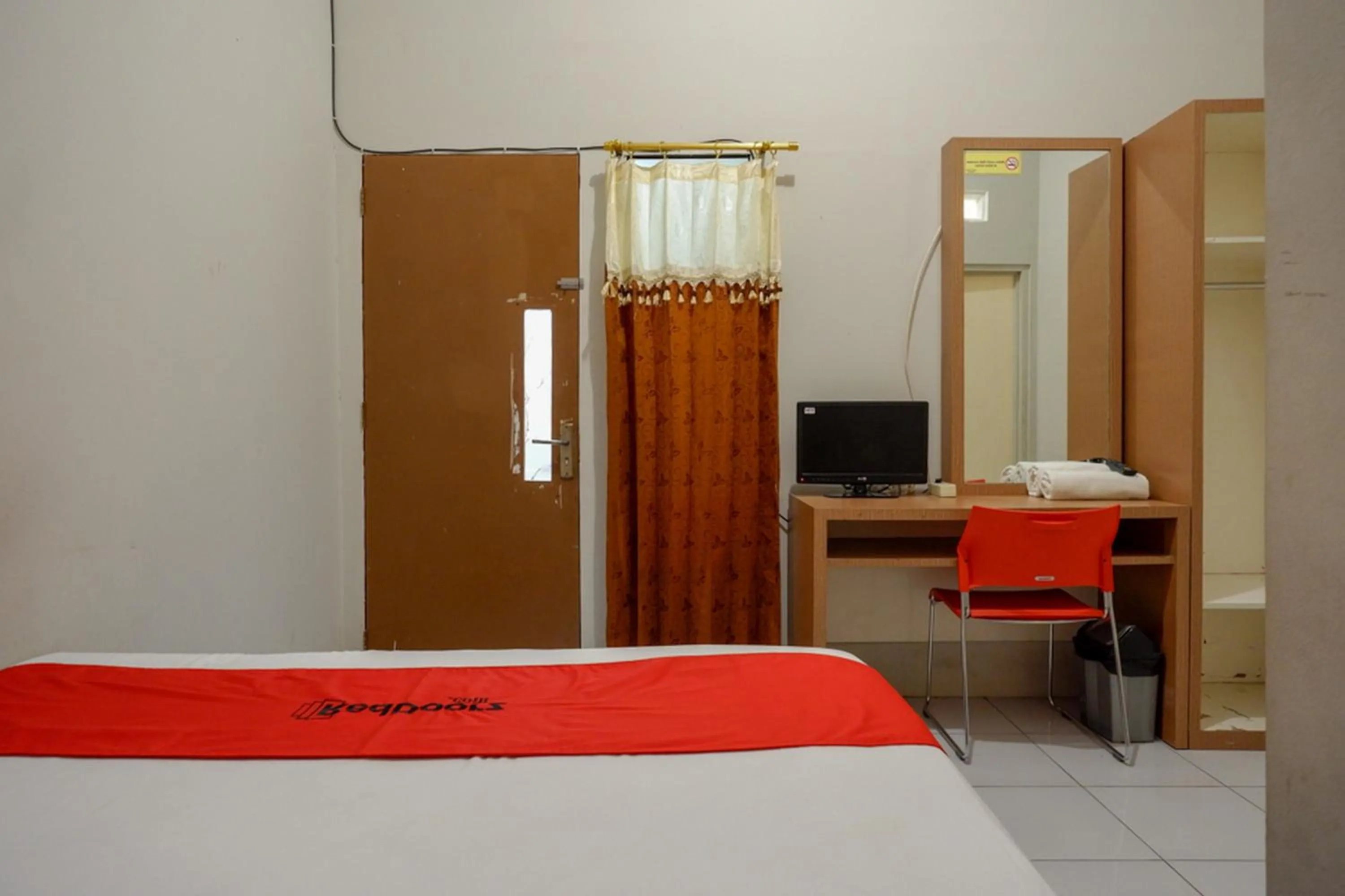 Bed in RedDoorz near Stasiun Tawang Semarang