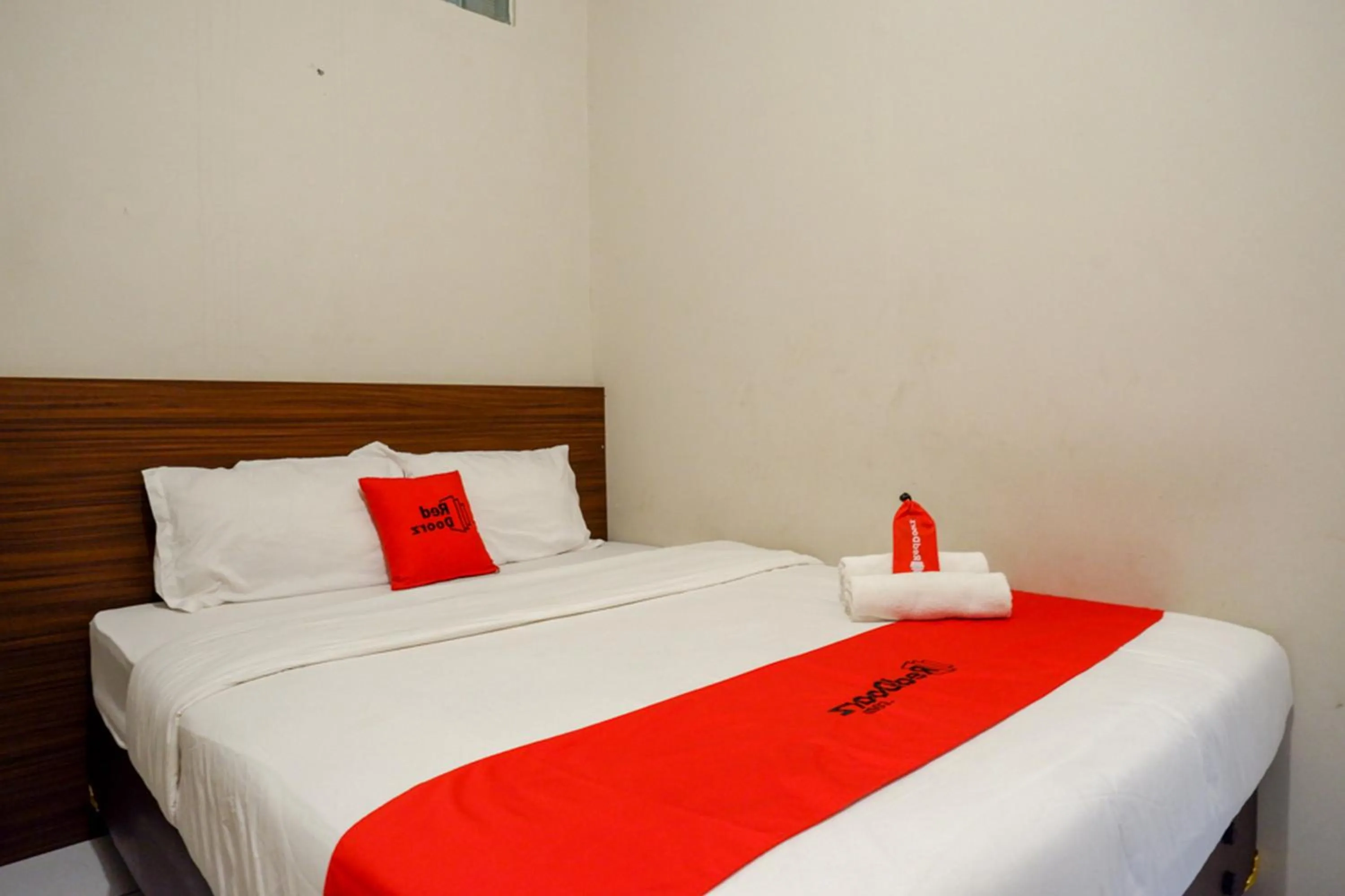 Bed in RedDoorz near Stasiun Tawang Semarang