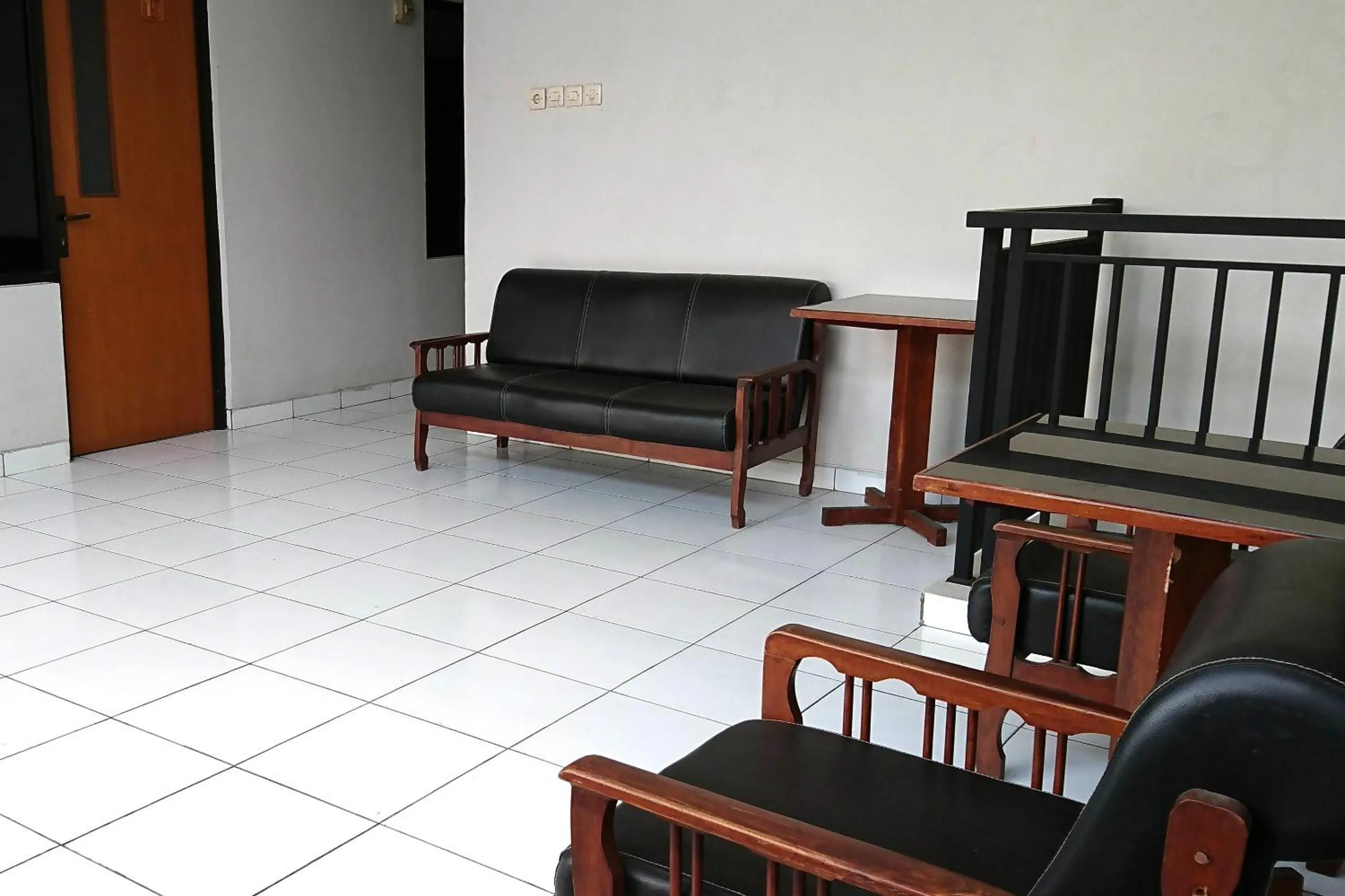 Seating area in RedDoorz near Stasiun Tawang Semarang