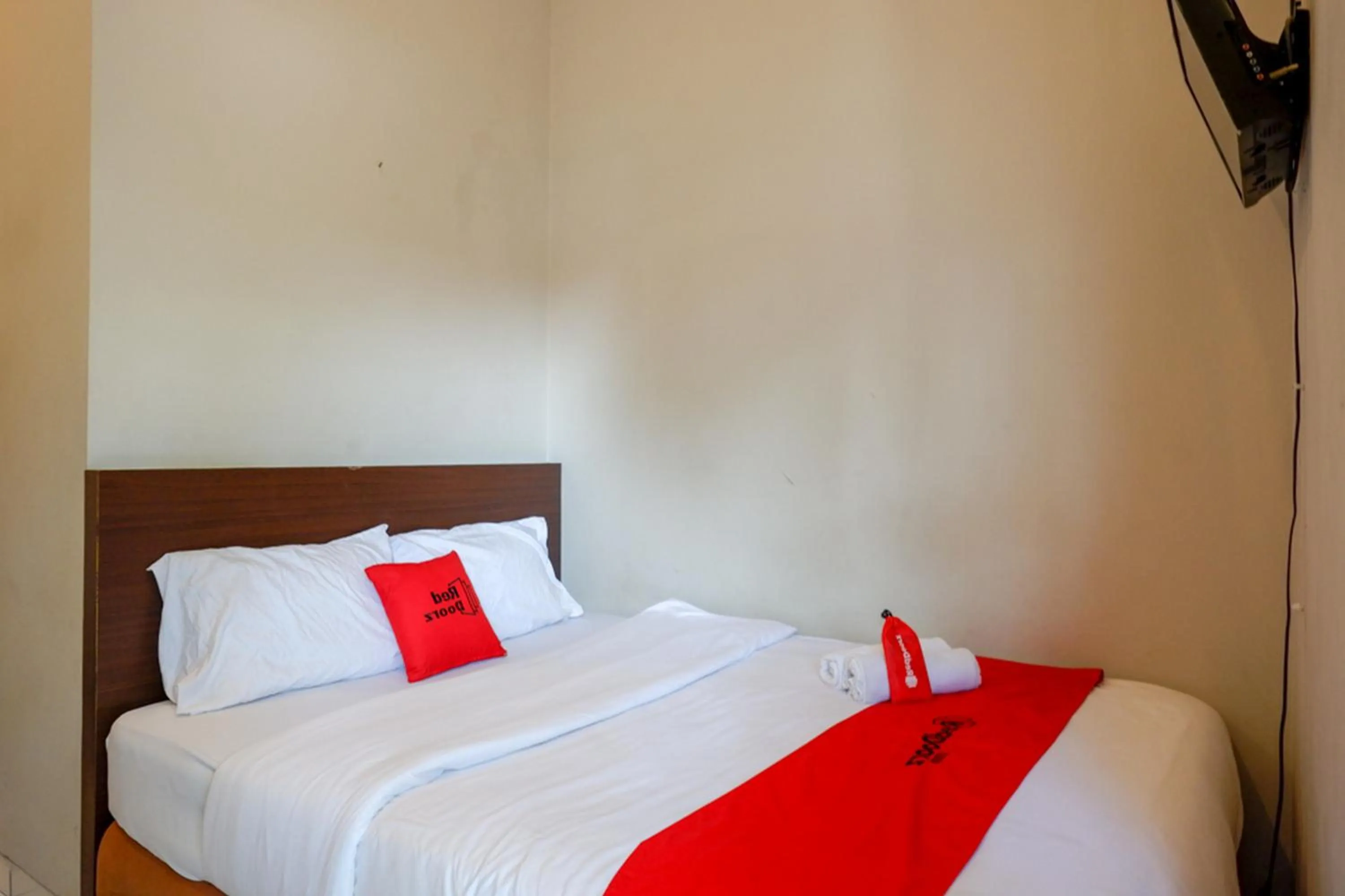 Bed in RedDoorz near Stasiun Tawang Semarang