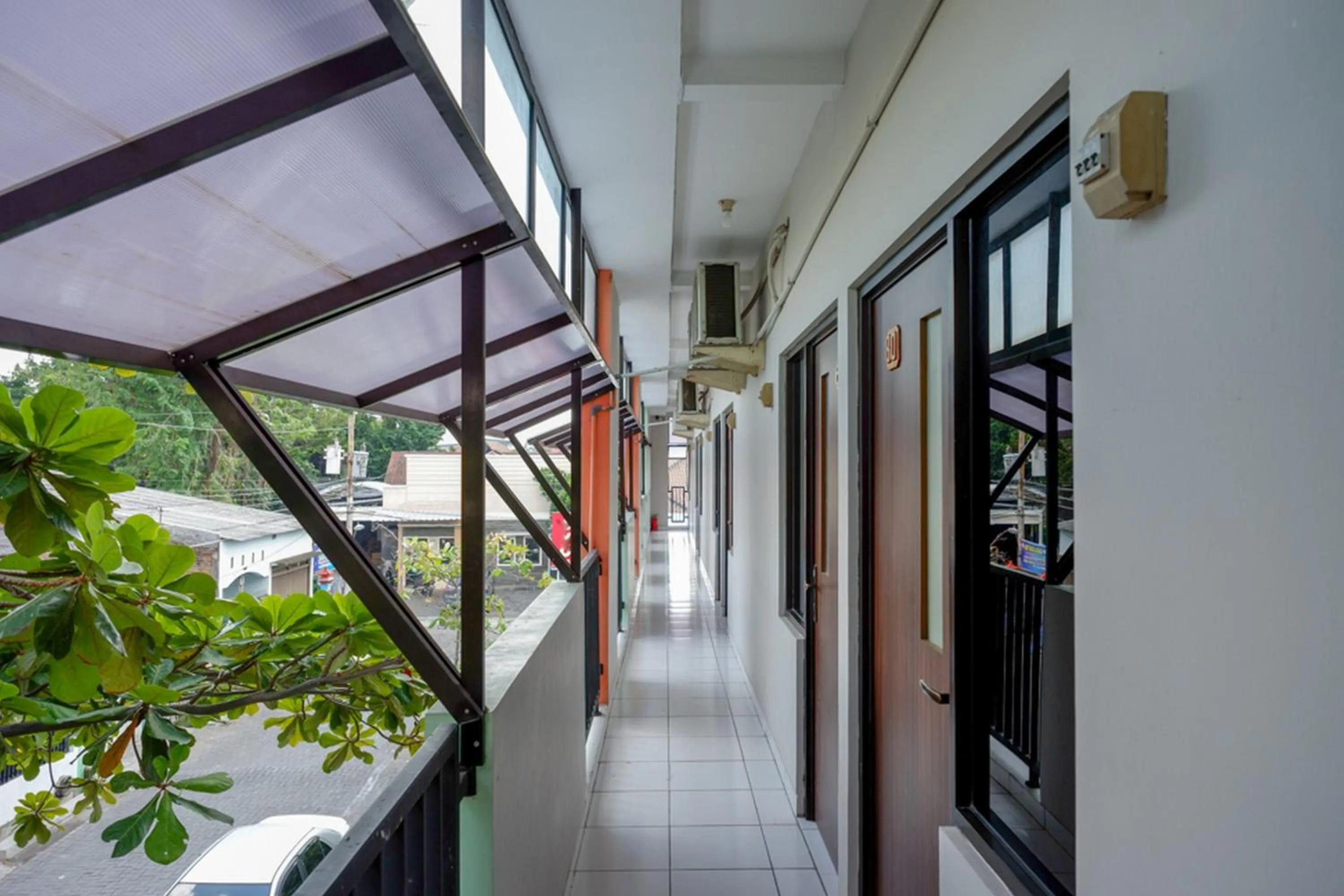 RedDoorz near Stasiun Tawang Semarang