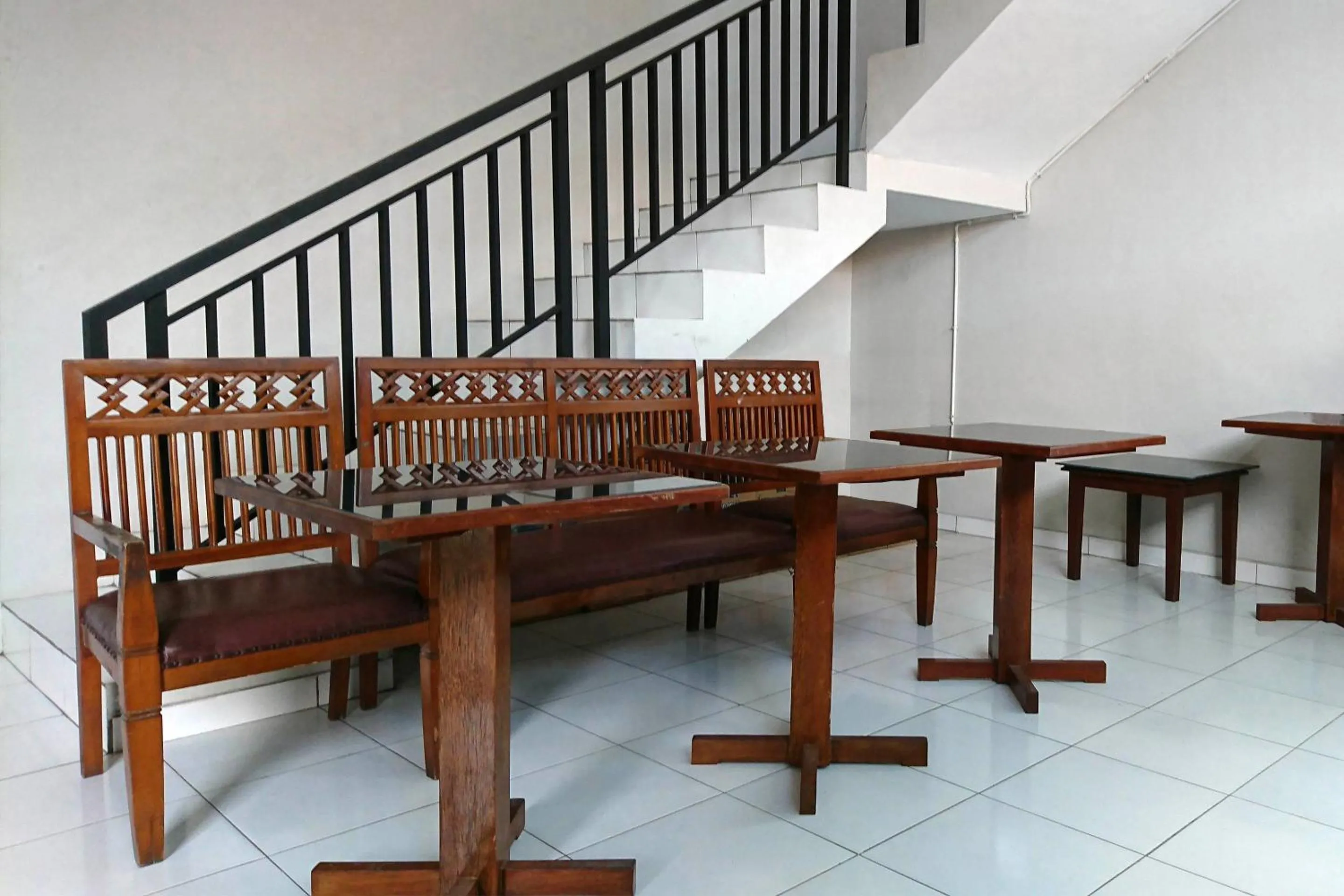 Lobby or reception in RedDoorz near Stasiun Tawang Semarang