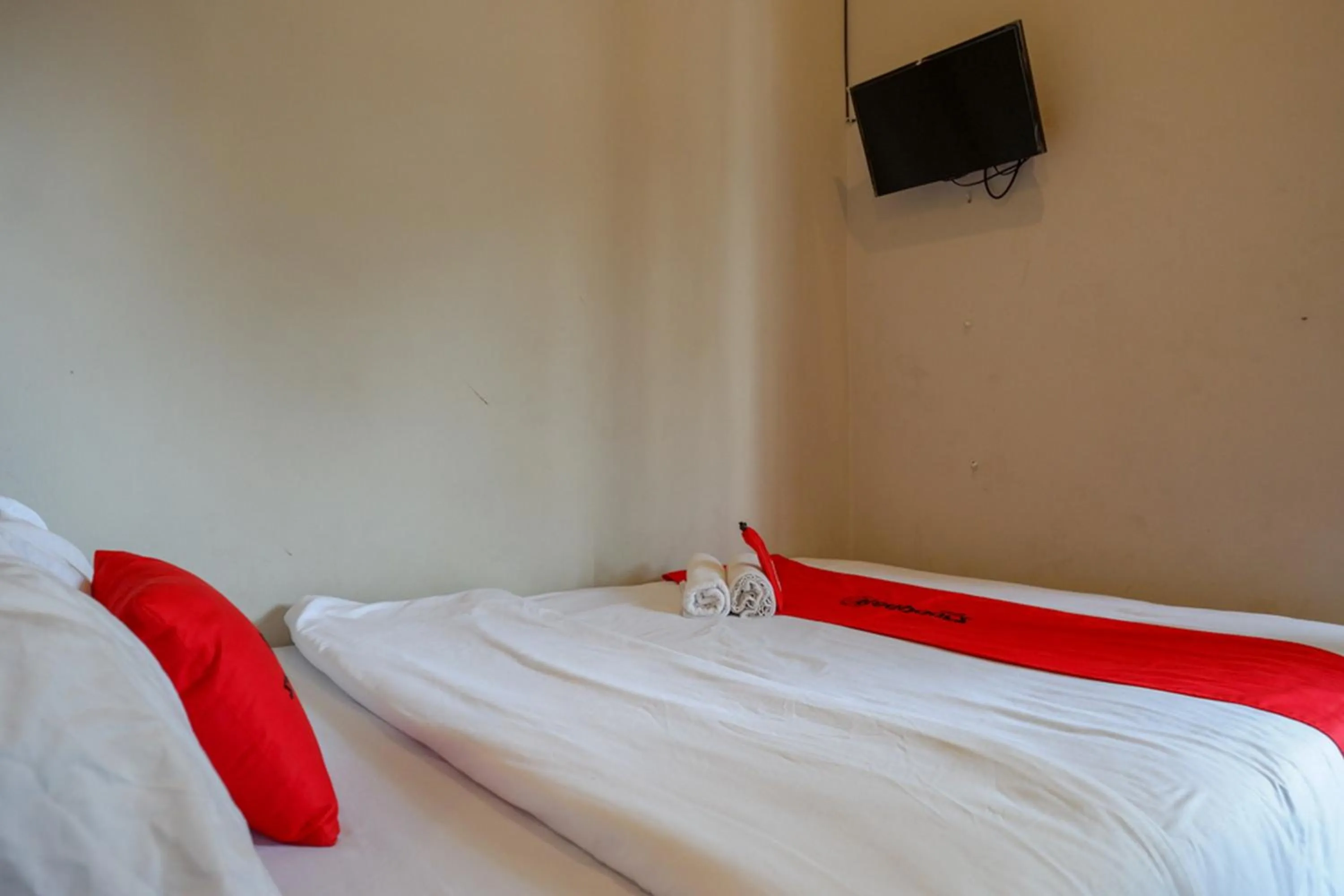 Bed in RedDoorz near Stasiun Tawang Semarang