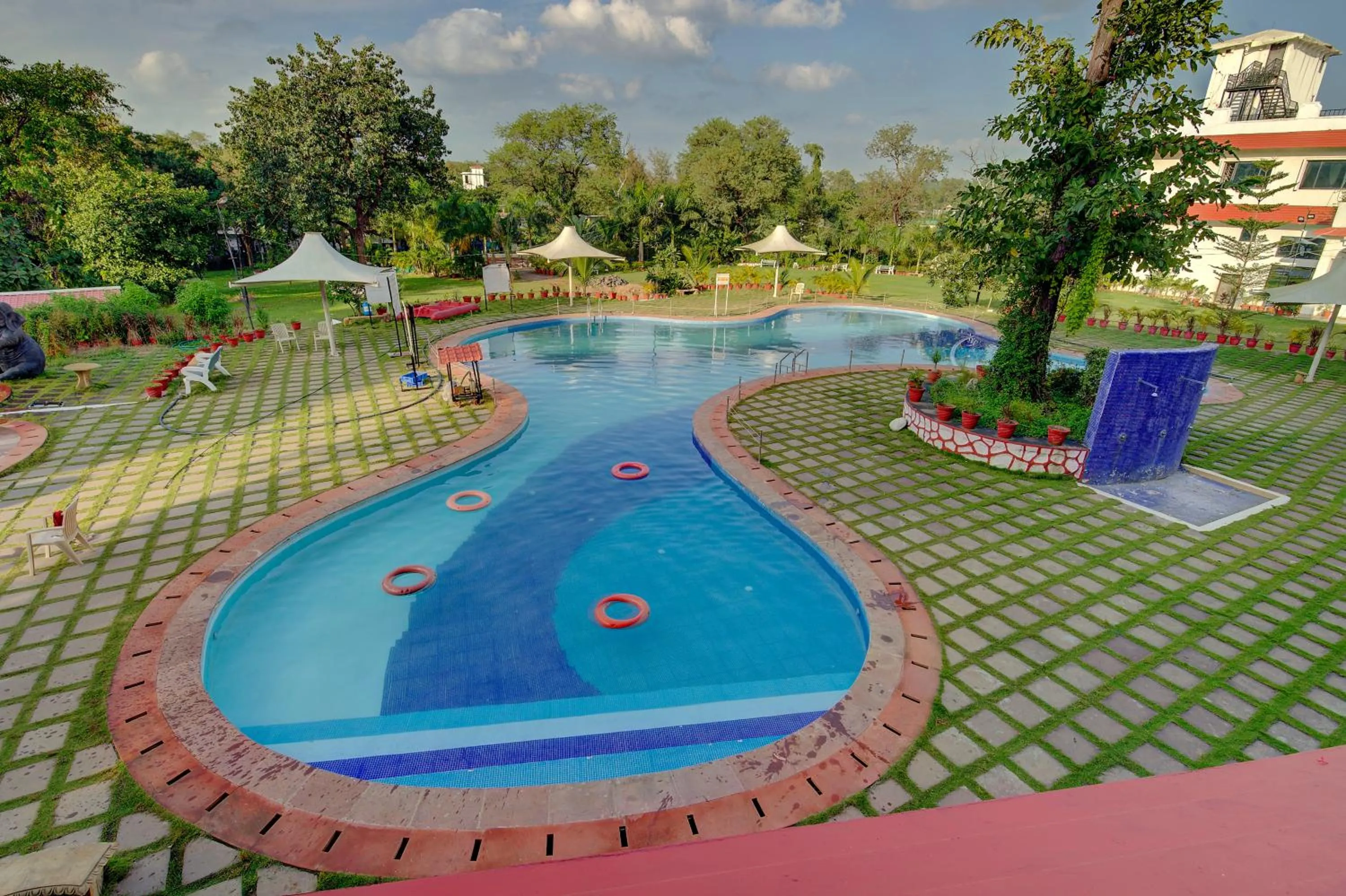 Swimming pool in Khanvel Resort