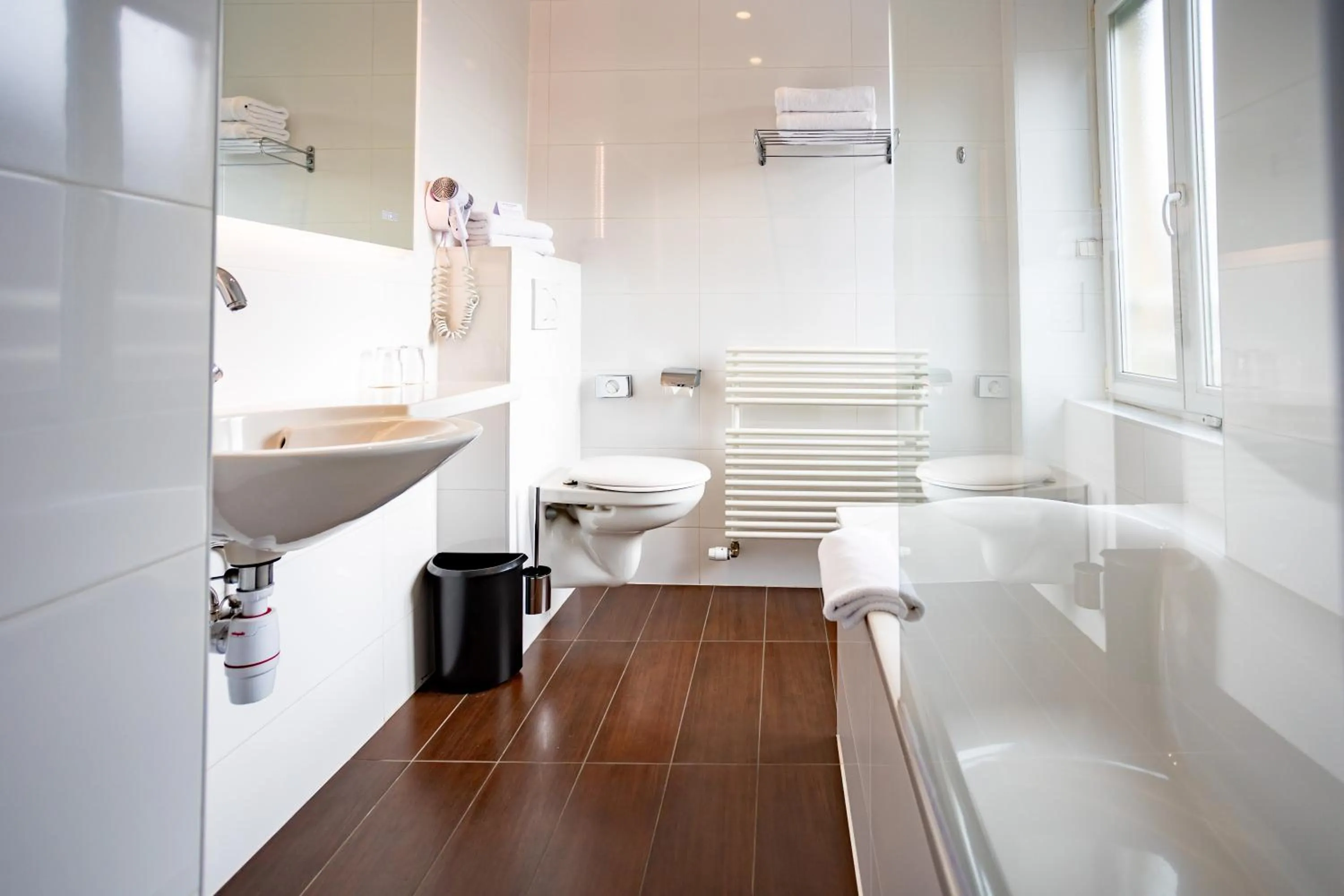 Bath in Best Western Plus Monopole Métropole