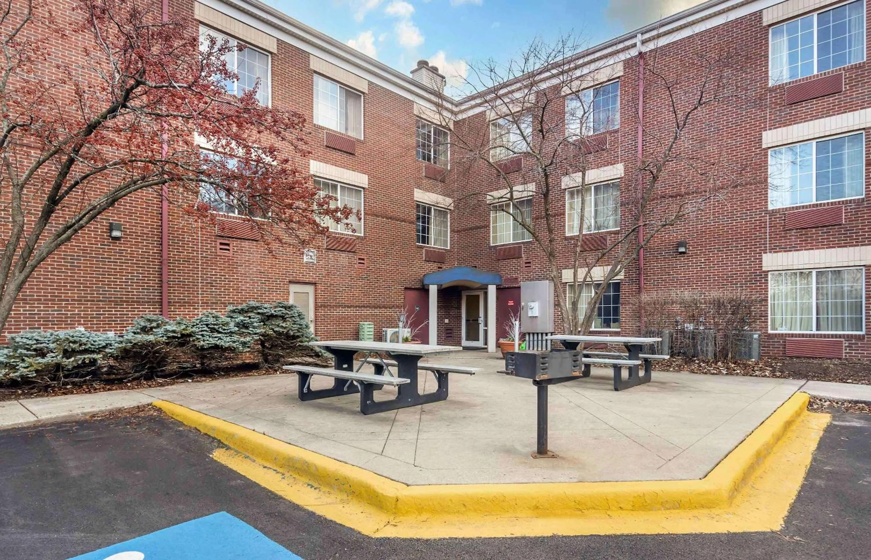 Property building in Extended Stay America Select Suites - Chicago - Westmont - Oak Brook